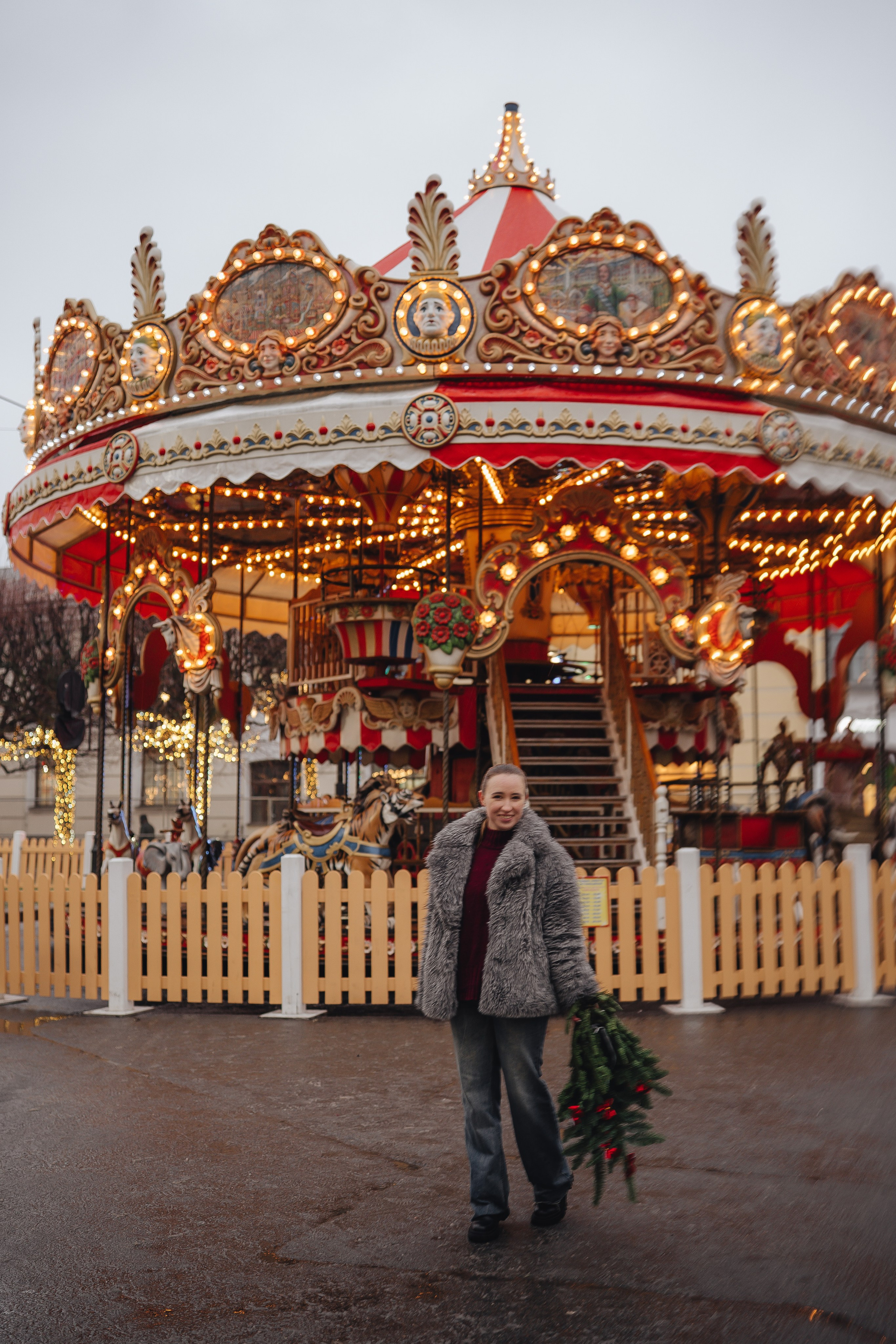 ПРОГУЛКА НА МАНЕЖНОЙ ПЛОЩАДИ ДЛЯ ДЕВУШКИ ПЕРЕД НОВЫМ ГОДОМ (НОВОГОДНЯЯ ФОТОСЕССИИЯ НА МАНЕЖНОЙ ПЛОЩАДИ). Профессиональный фотограф, Санкт-Петербург — Виктория Богомолова