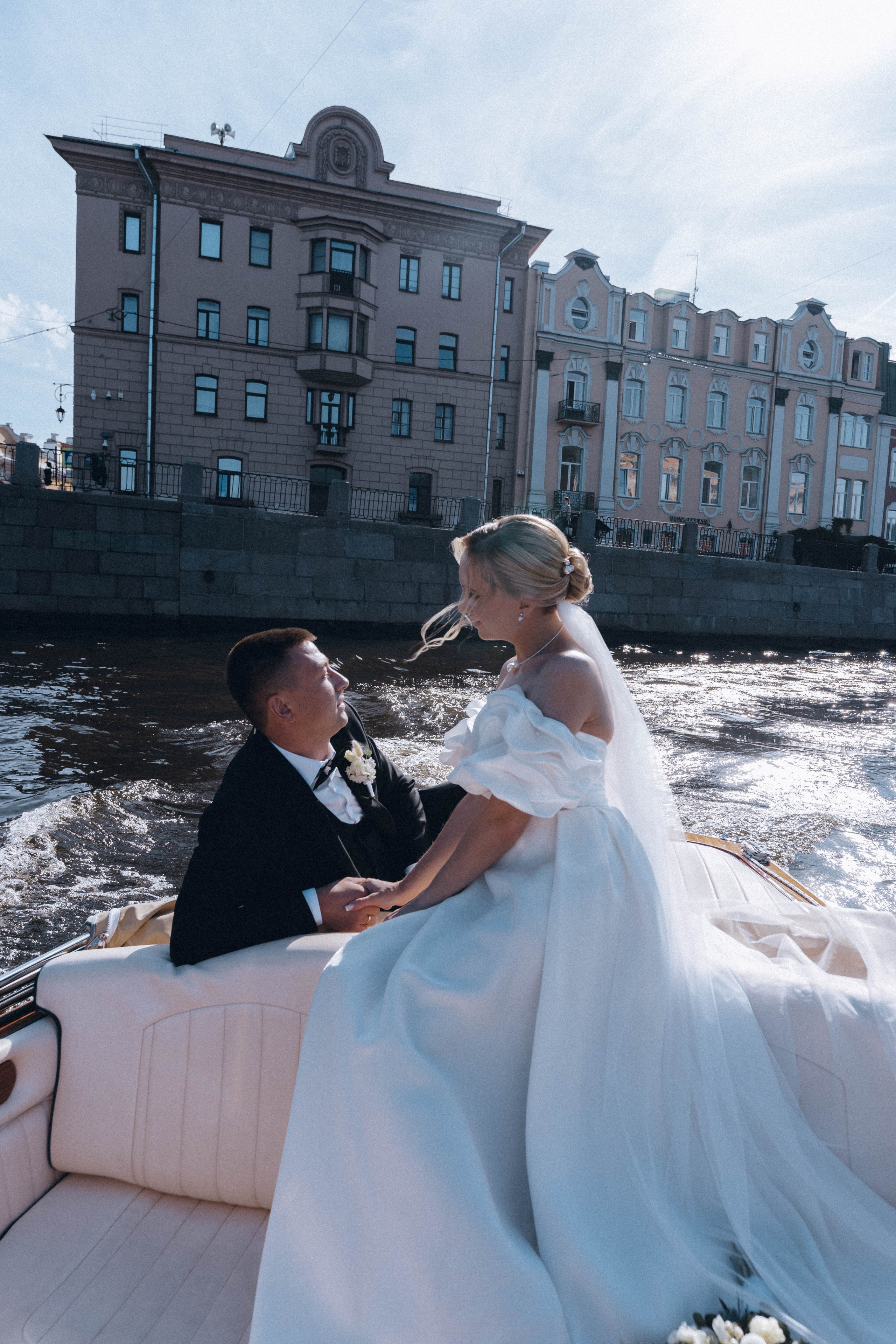 СВАДЕНБНАЯ СЬЕМКА НА КАТЕРЕ ПО КАНАЛАМ САНКТ-ПЕТЕРБУРГА И В АКВАТОРИИ НЕВЫ. Профессиональный фотограф, Санкт-Петербург — Виктория Богомолова