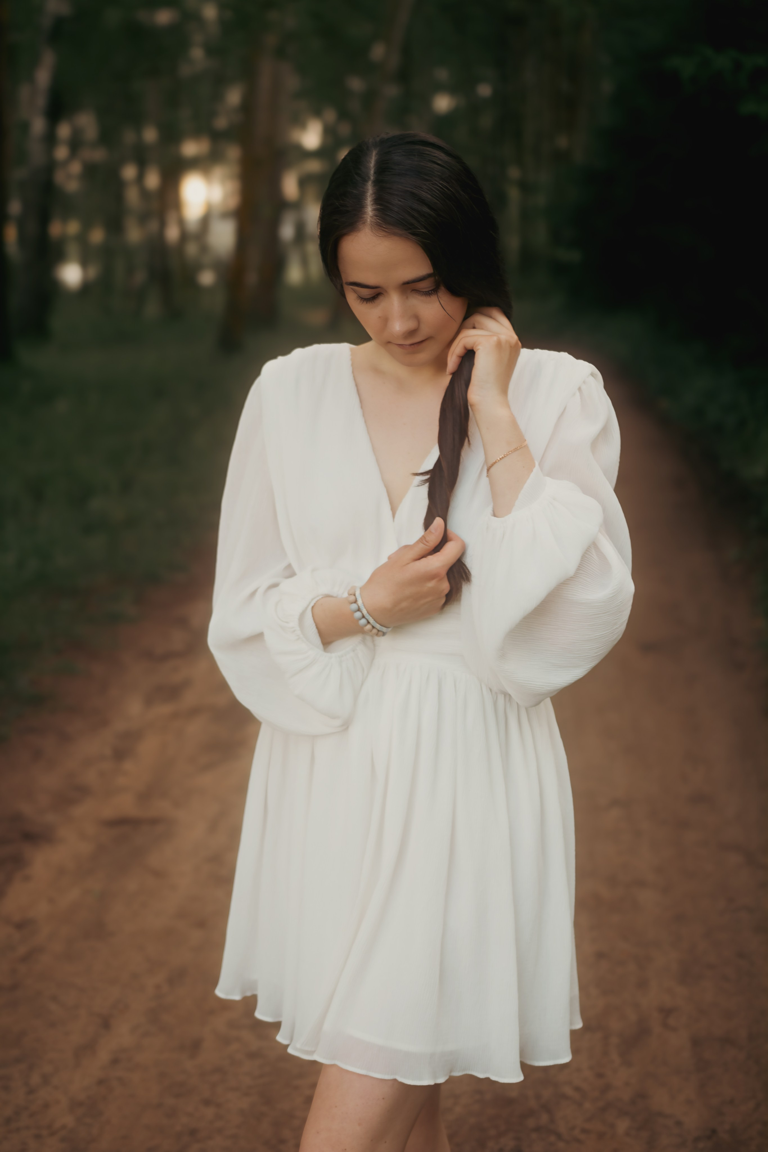 Фотосессия в белом платье в лесу