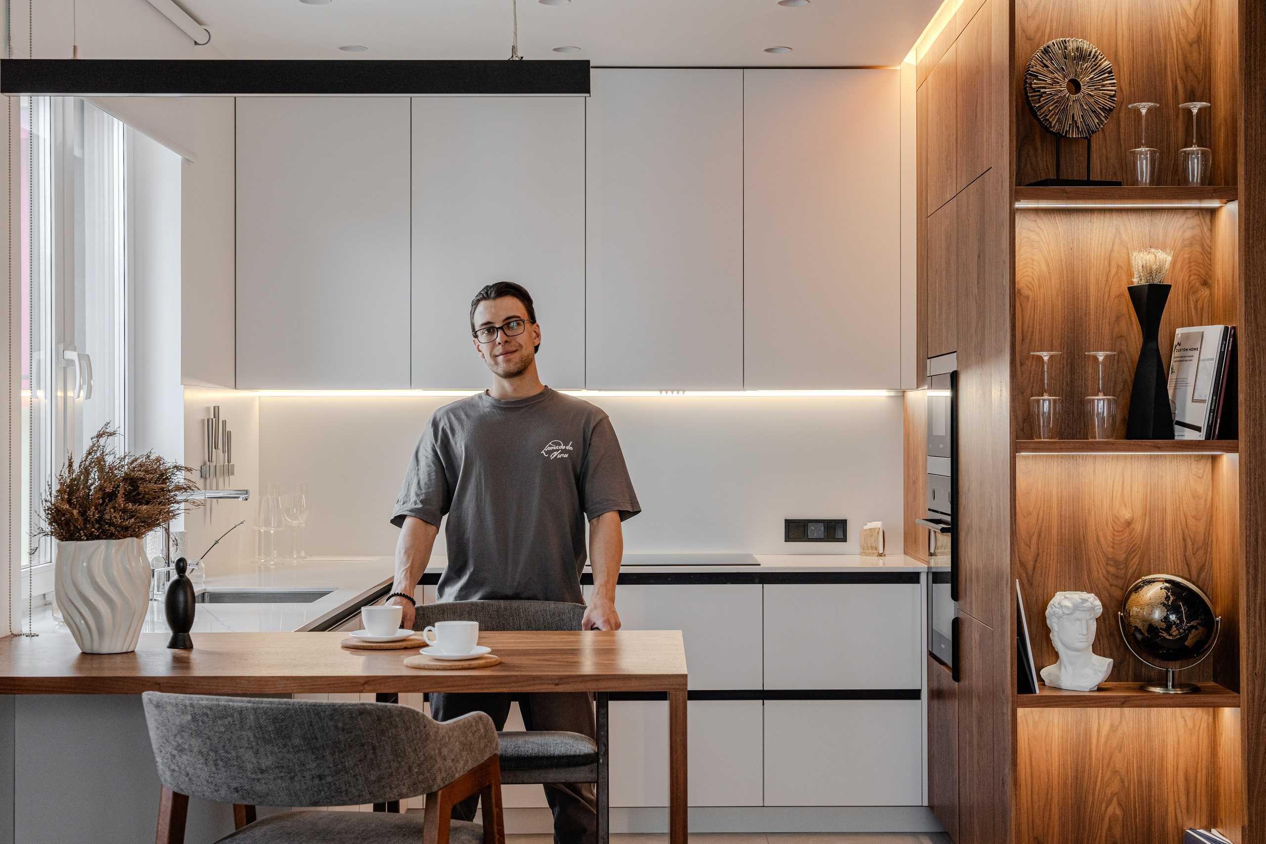 На фото автор проекта Егор Мохов, Custom Home.