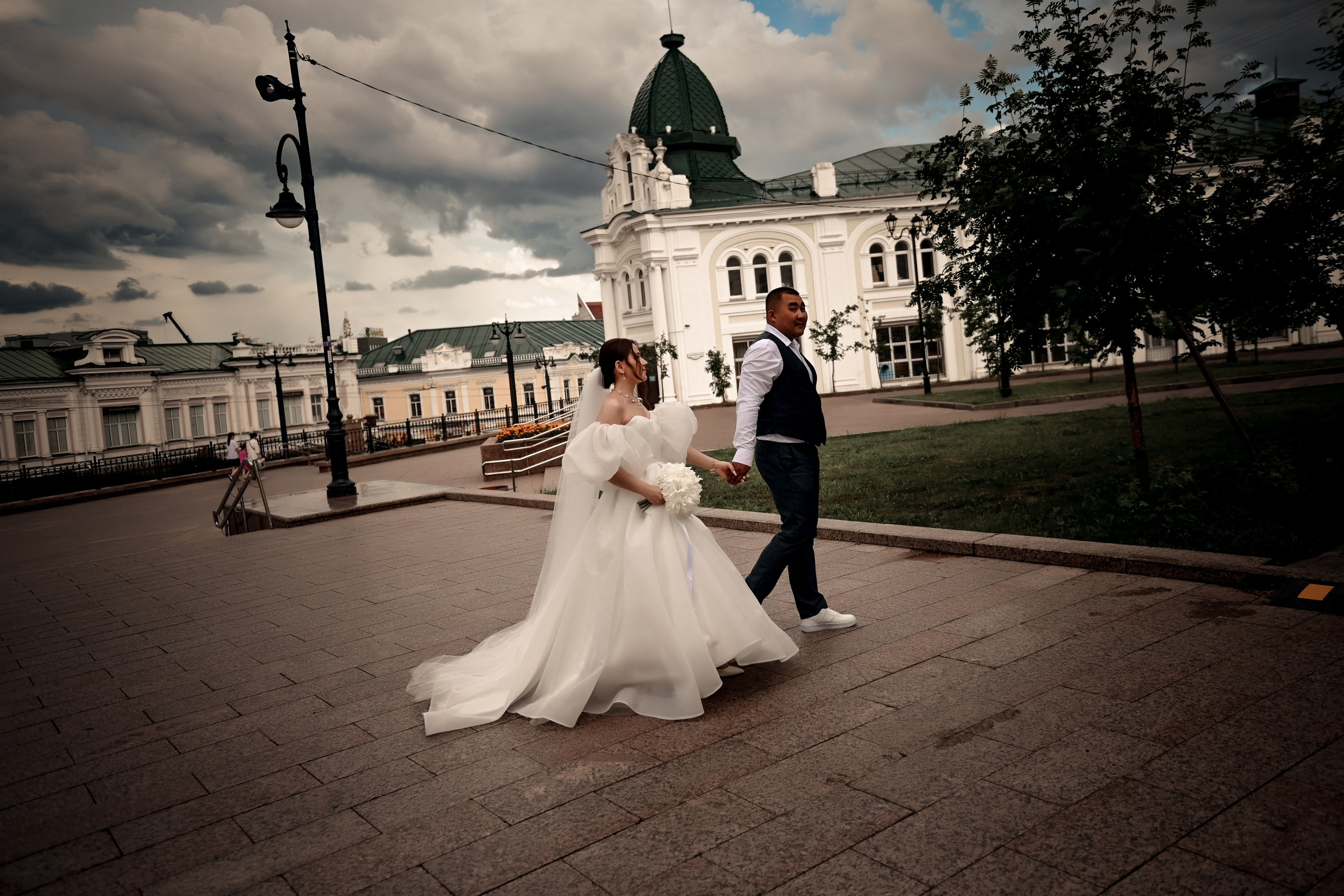 Небольшая свадебная серия в музее и прогулкой под дождем Эльмиры и Ризата. Свадебный, семейный, детский, контент фотограф в Омске Максим Ильин