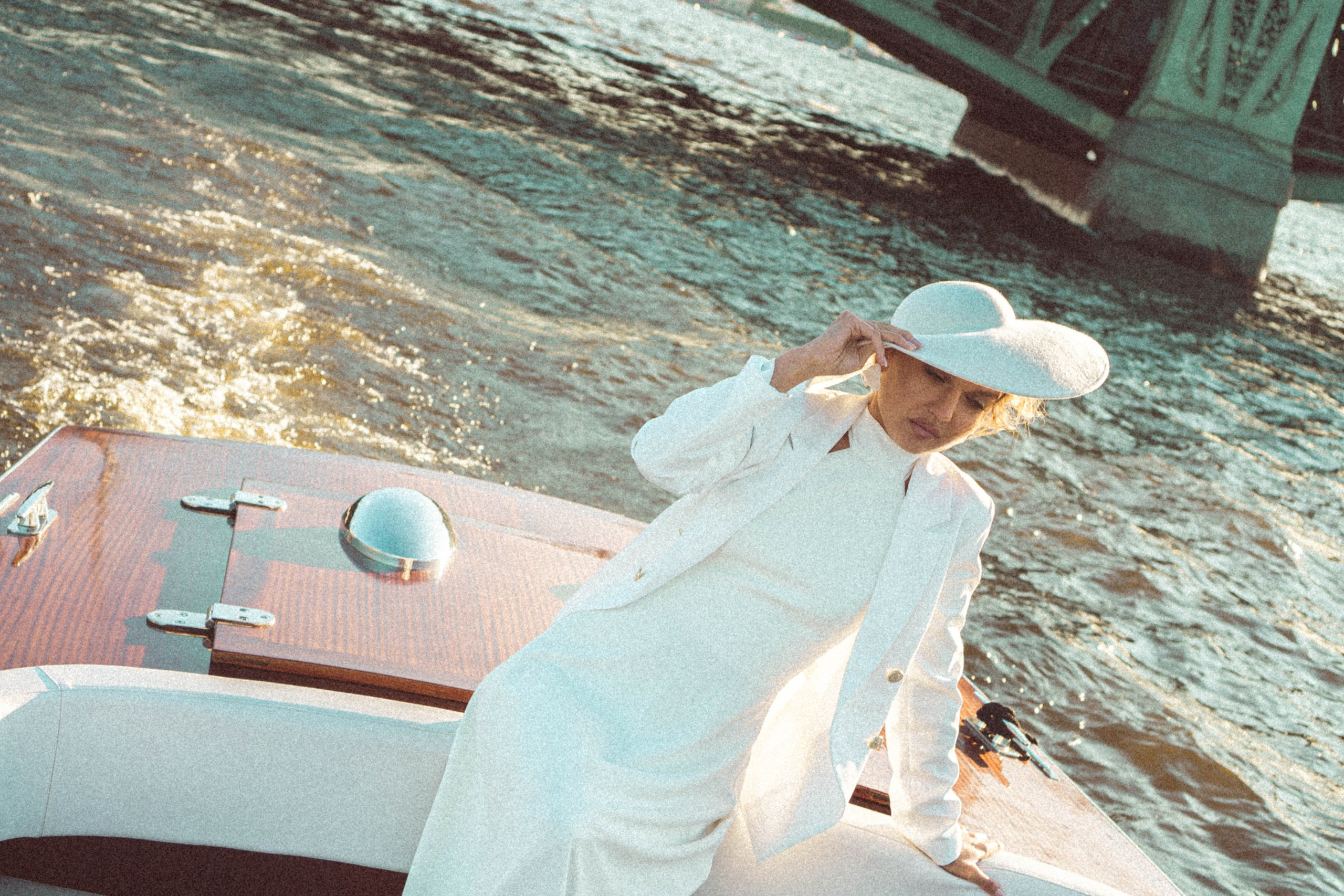 СВАДЕНБНАЯ СЬЕМКА НА КАТЕРЕ ПО КАНАЛАМ САНКТ-ПЕТЕРБУРГА И В АКВАТОРИИ НЕВЫ. Профессиональный фотограф, Санкт-Петербург — Виктория Богомолова