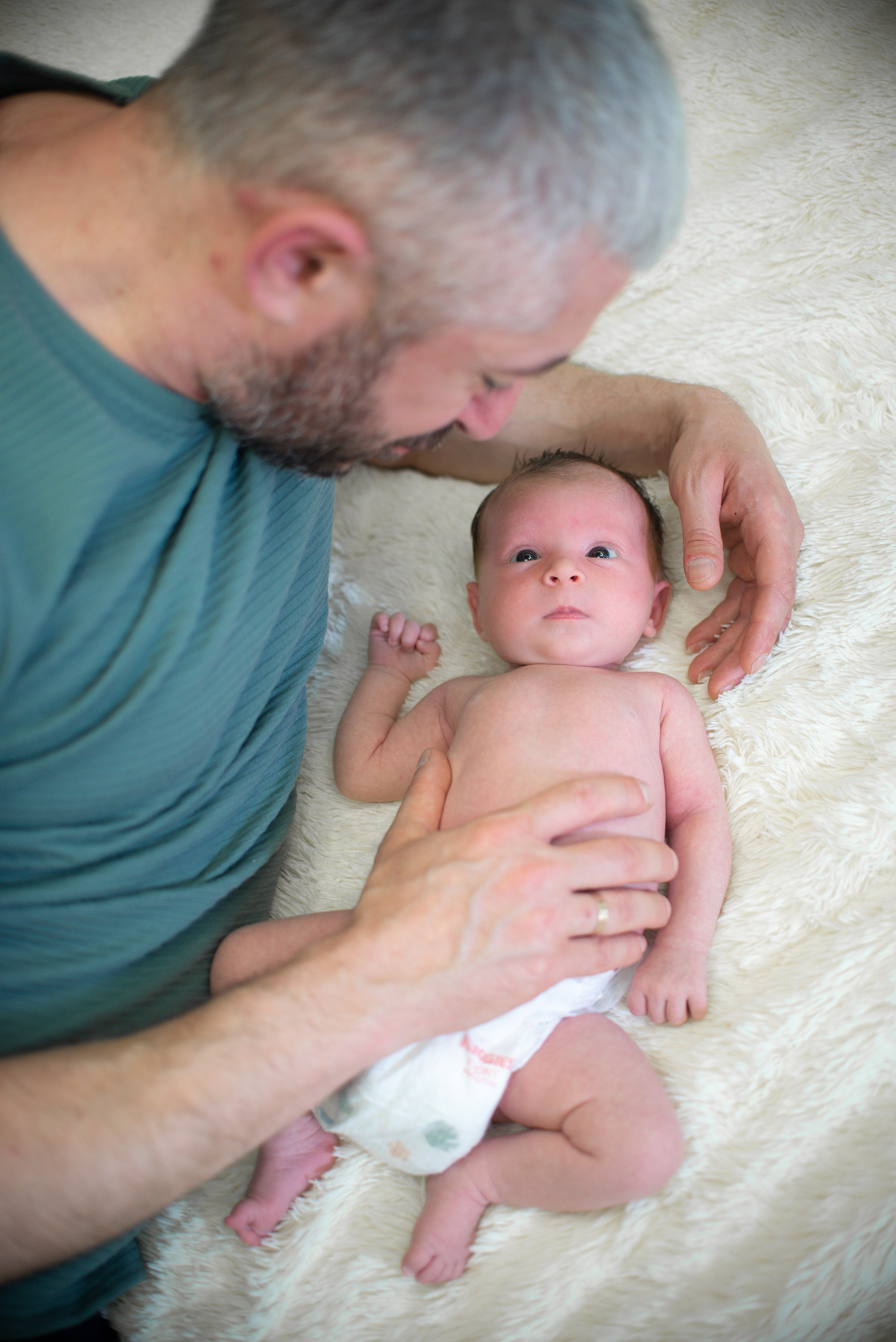 Крошка Манэ дома с родителями. Семейный фотограф на выписку из роддома и крещение Минск Настя Гришук