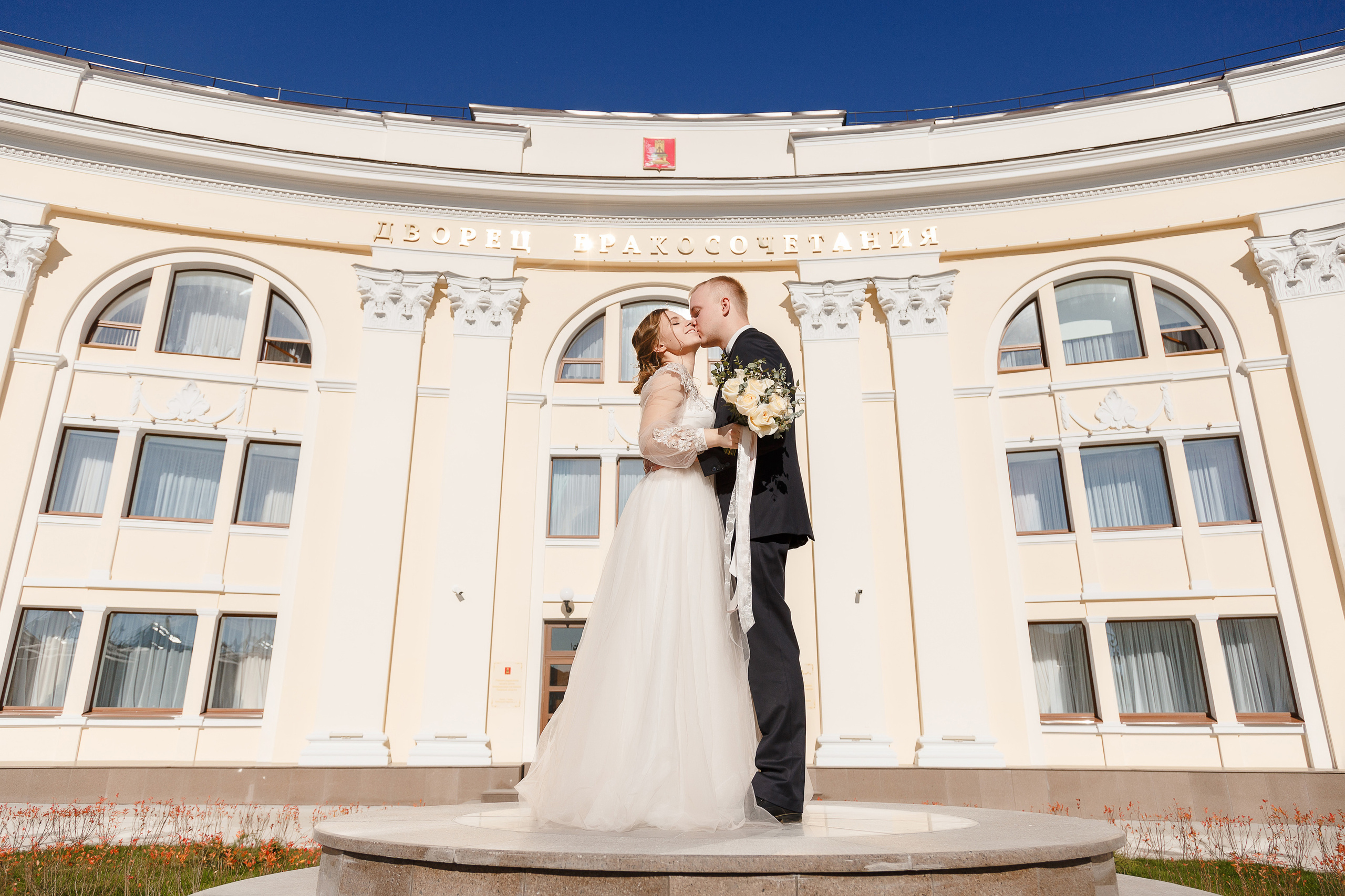 Фотосессия в новом загсе Твери. Свадебный и семейный фотограф в Твери и Тверской области
