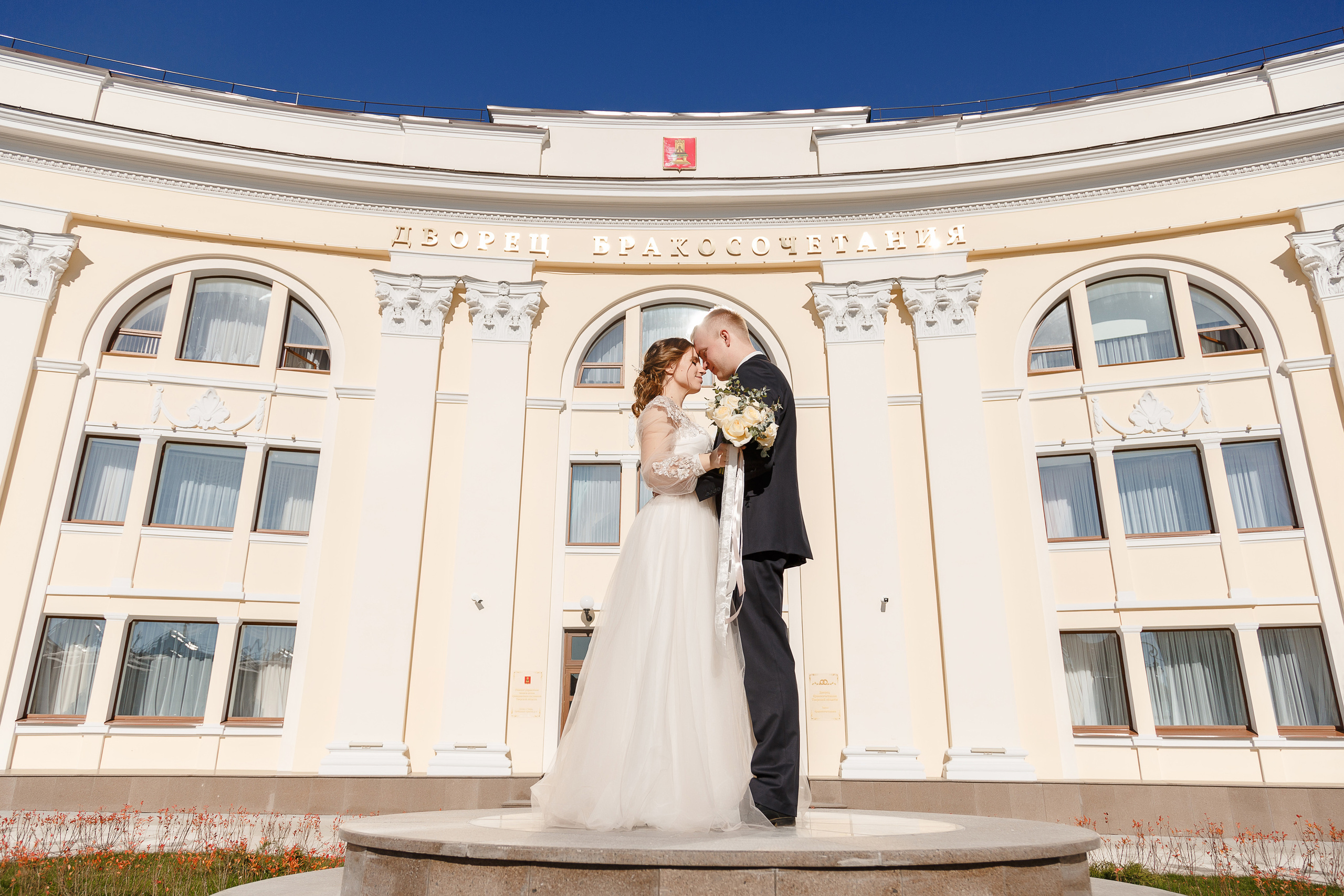 Фотосессия в новом загсе Твери. Свадебный и семейный фотограф в Твери и Тверской области