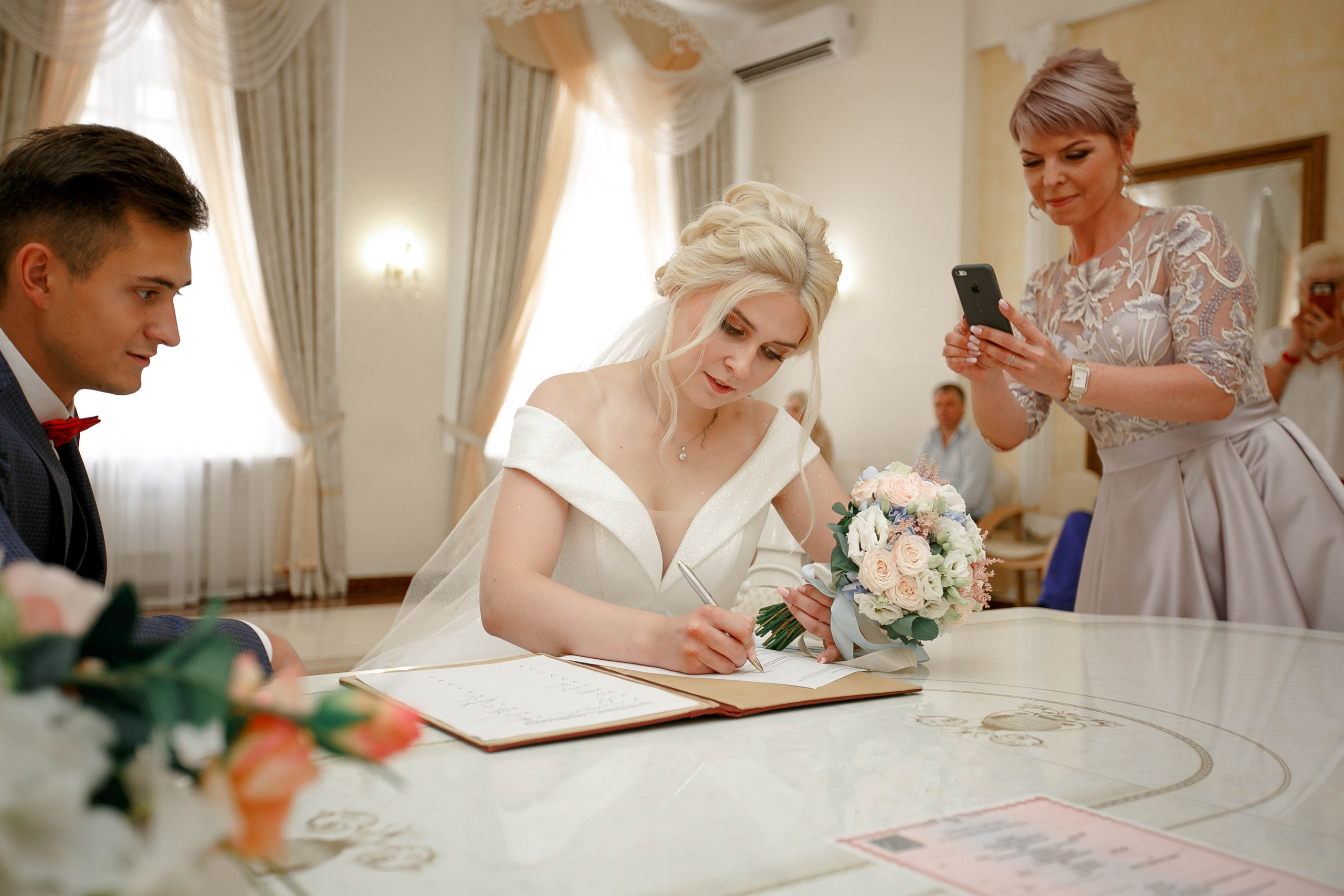 Загс и фотопрогулка. Ваш репортажный фотограф Артемий Антонов