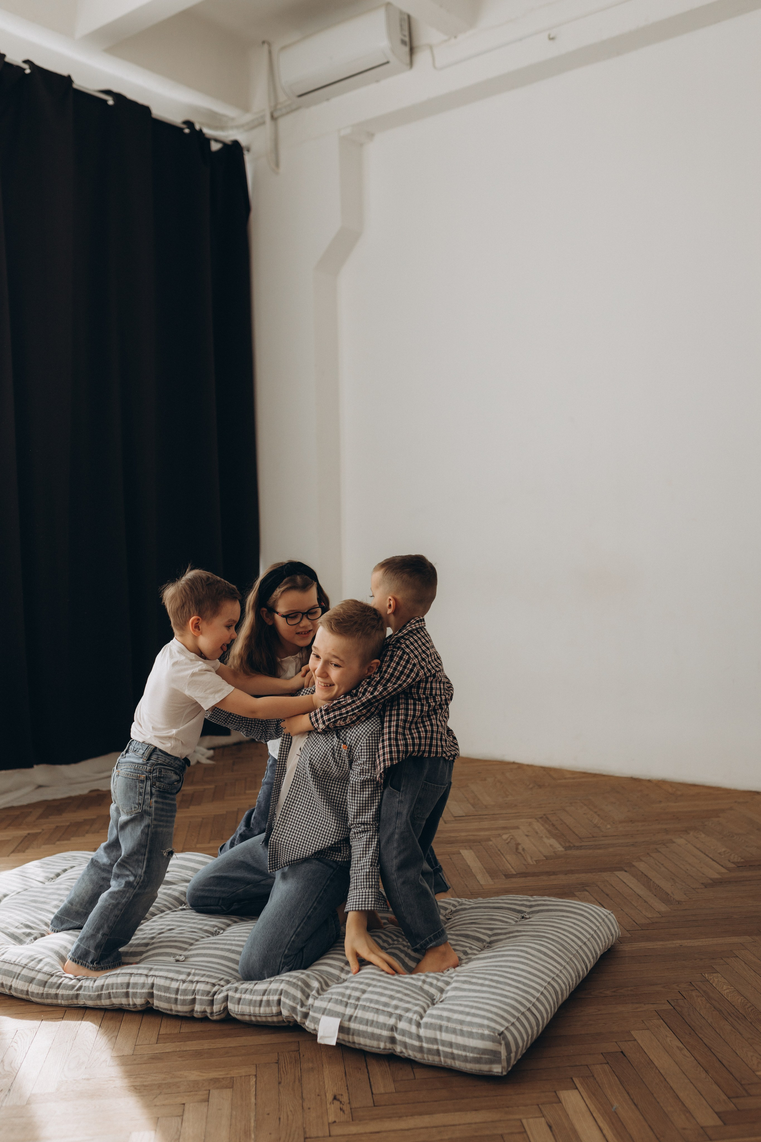Большая семья в студии. Семейный фотограф в Москве Жукова Анна