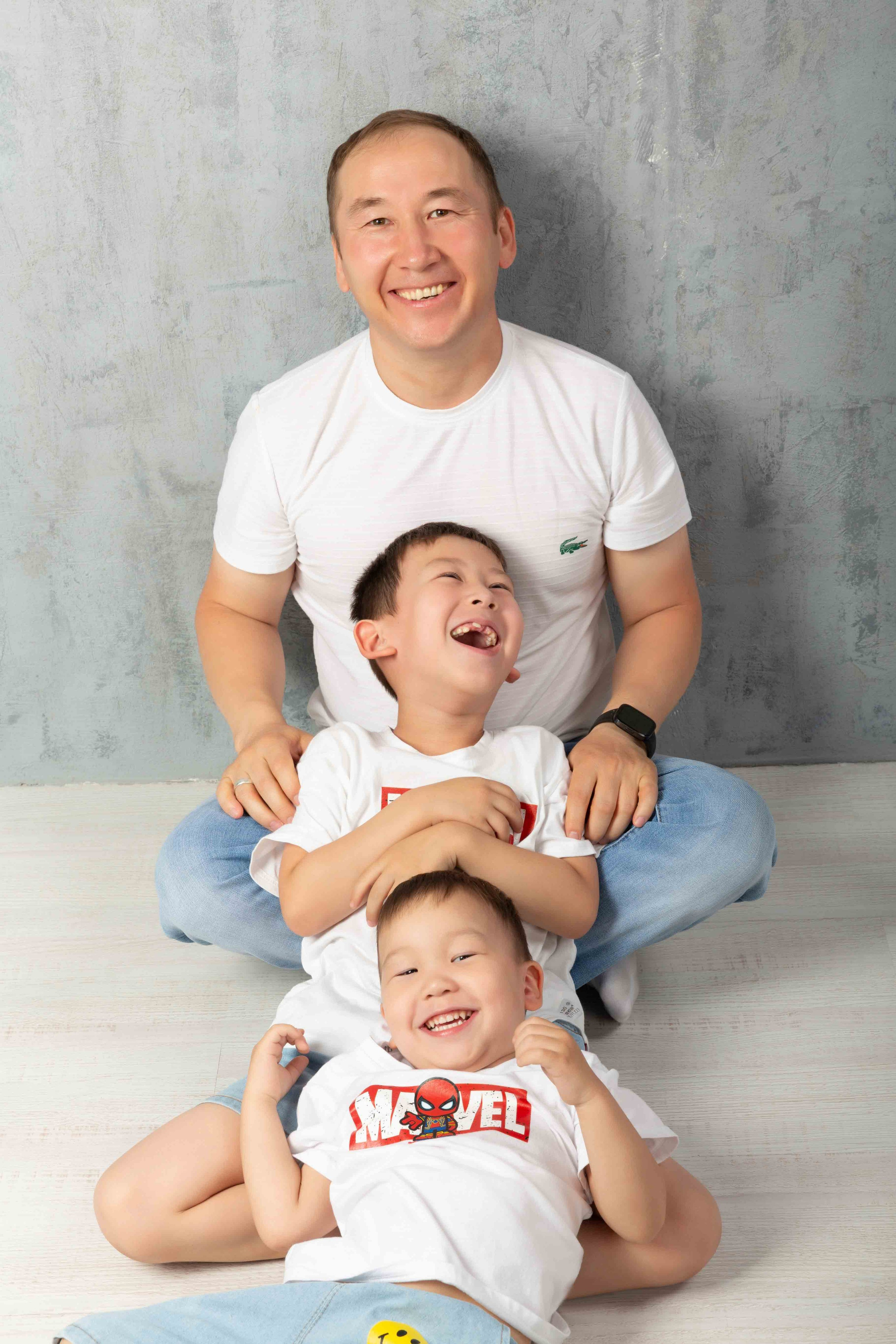 Данагуль и семья. Фотостудия Алматы. Семейная и детская фотостудия Family studio.Фотограф Алматы