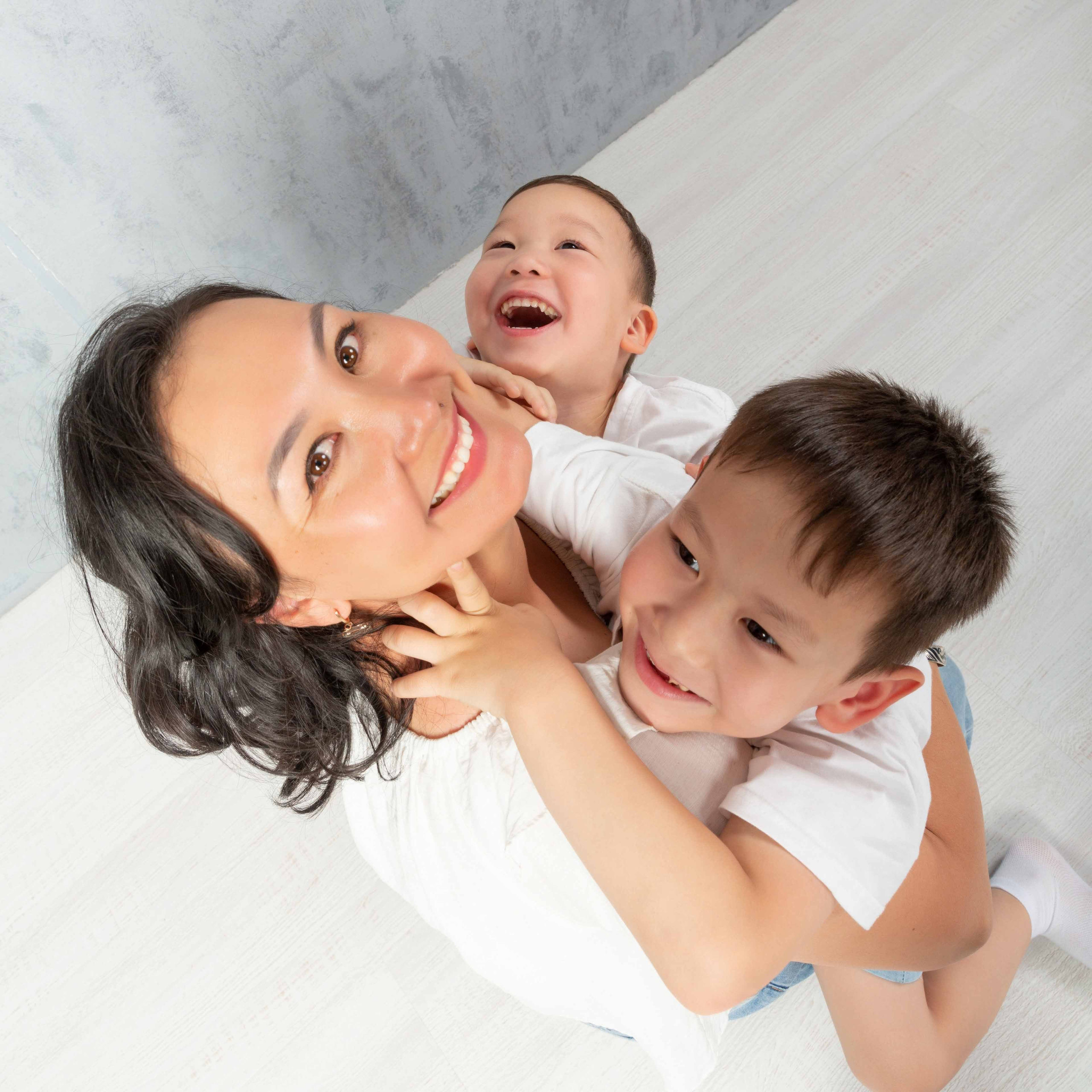 Данагуль и семья. Фотостудия Алматы. Семейная и детская фотостудия Family studio.Фотограф Алматы