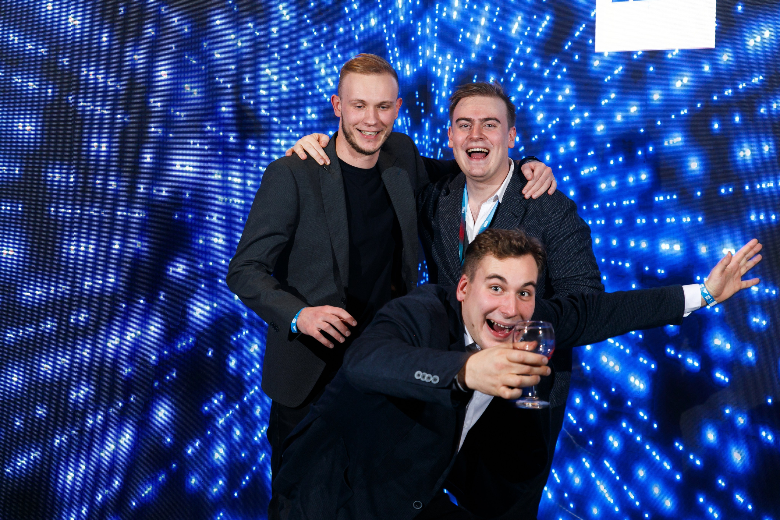 Запечатленные моменты корпоратива: примеры репортажной фотосъемки события