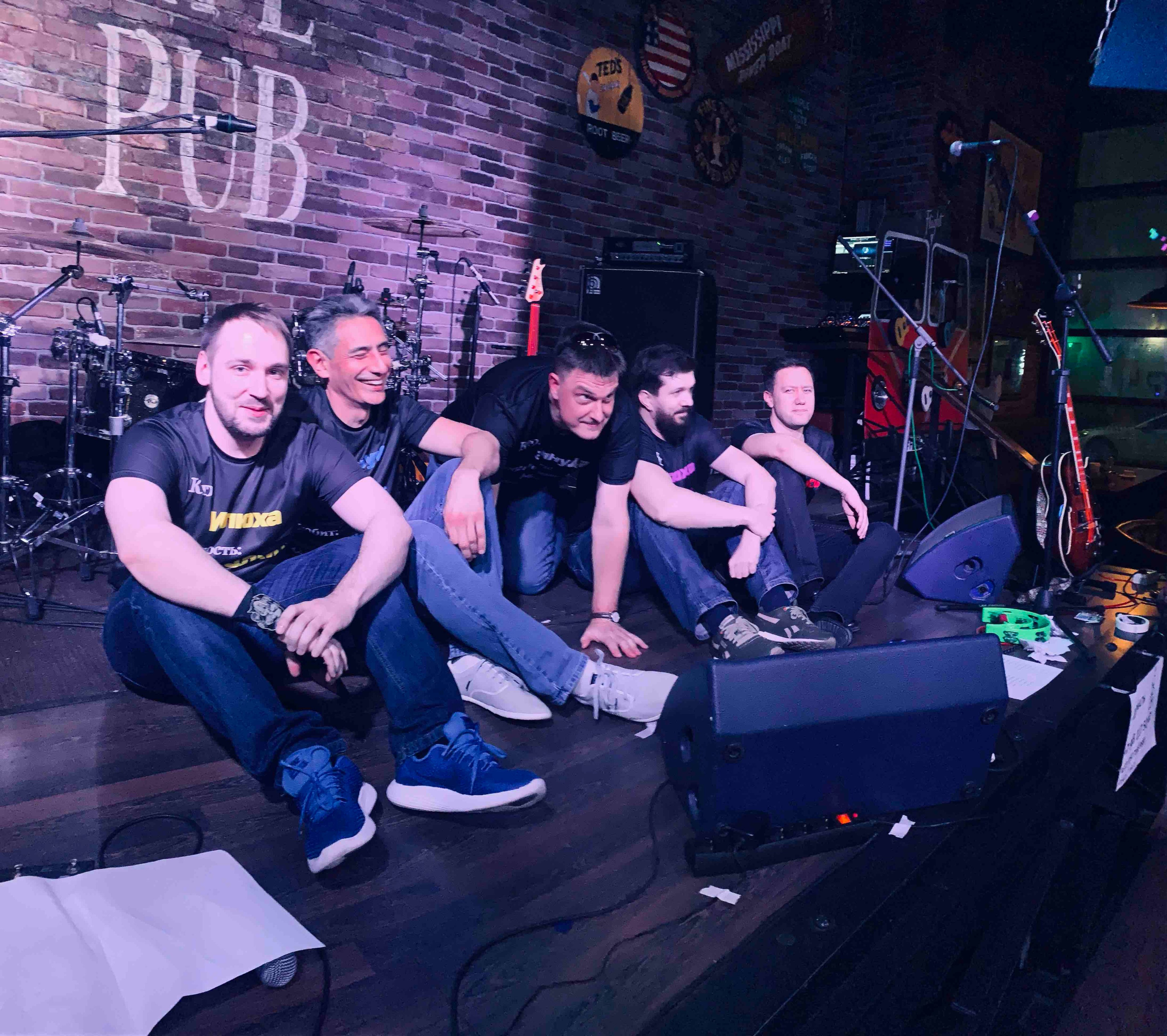 LifePub 16.03.2022. Московская кавер-группа BankBand