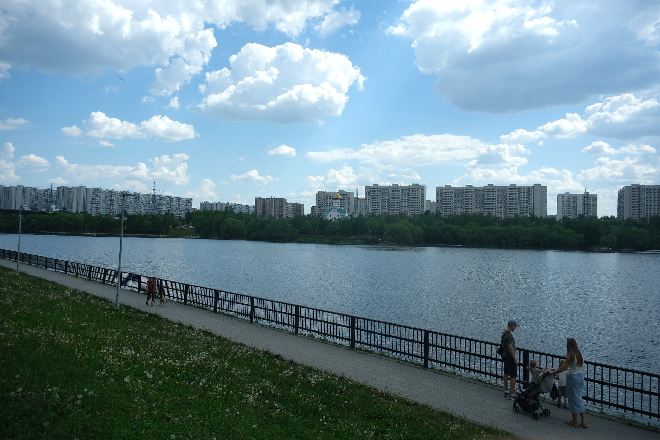 Парк 850 лет Москве. Снято на Voigtlander 18/2,8 Color-scopar. Улица, люди, жизнь…