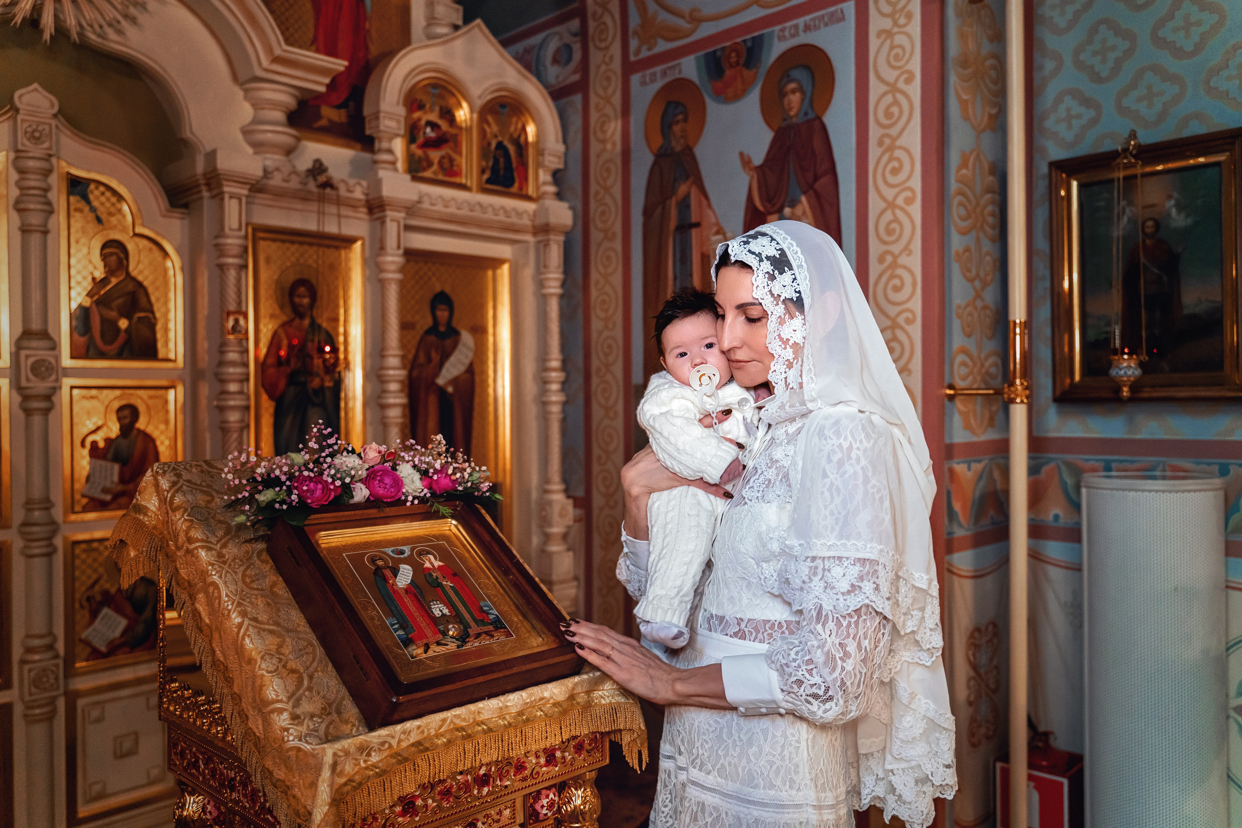 Крещение ребенка в храме Петра и Февронии в Покровском монастыре. Фотограф \ Видеограф на Крещение, Венчание Москва| Семейные съемки