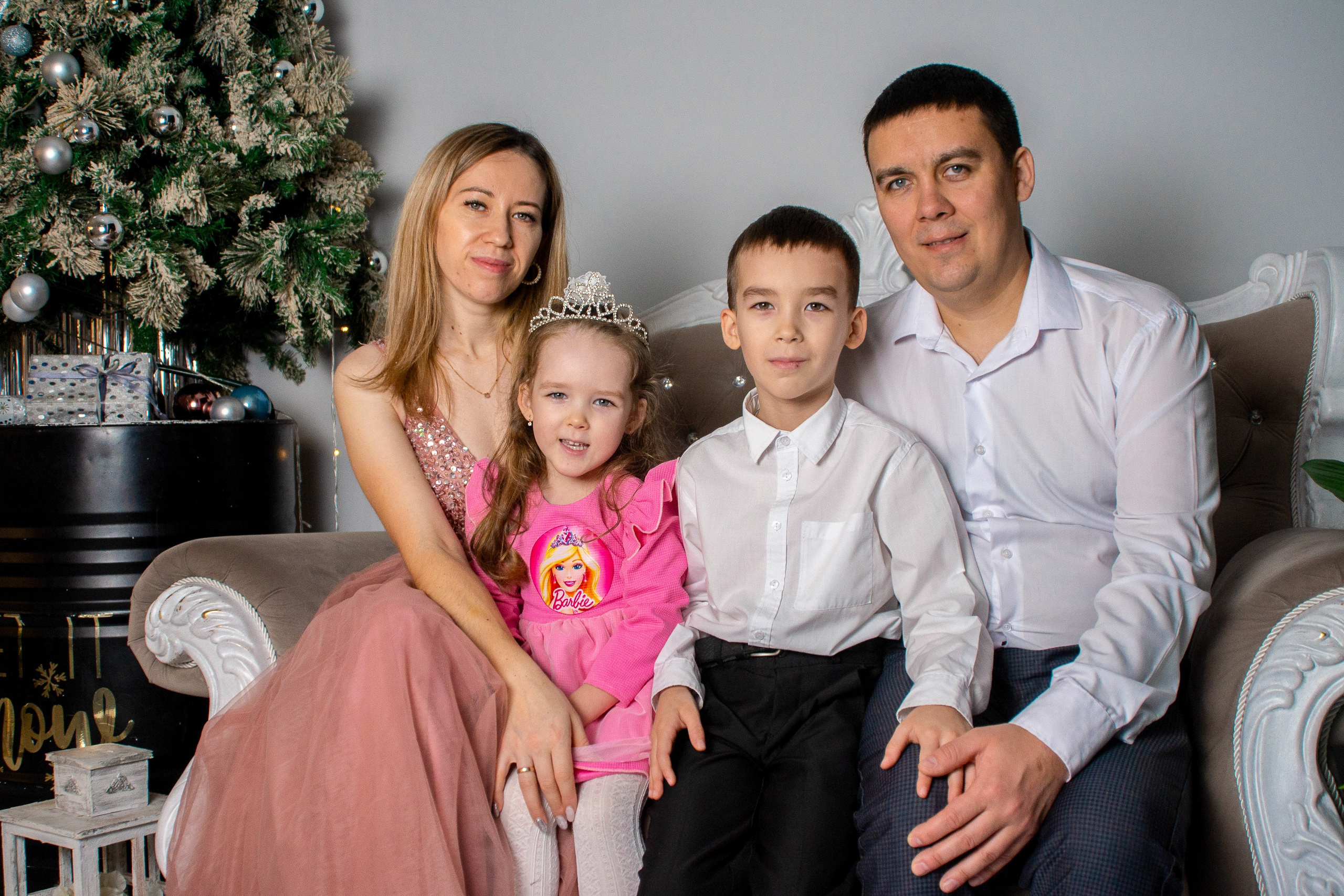 Студия (новогодняя семейная). Разноплановый фотограф в Москве