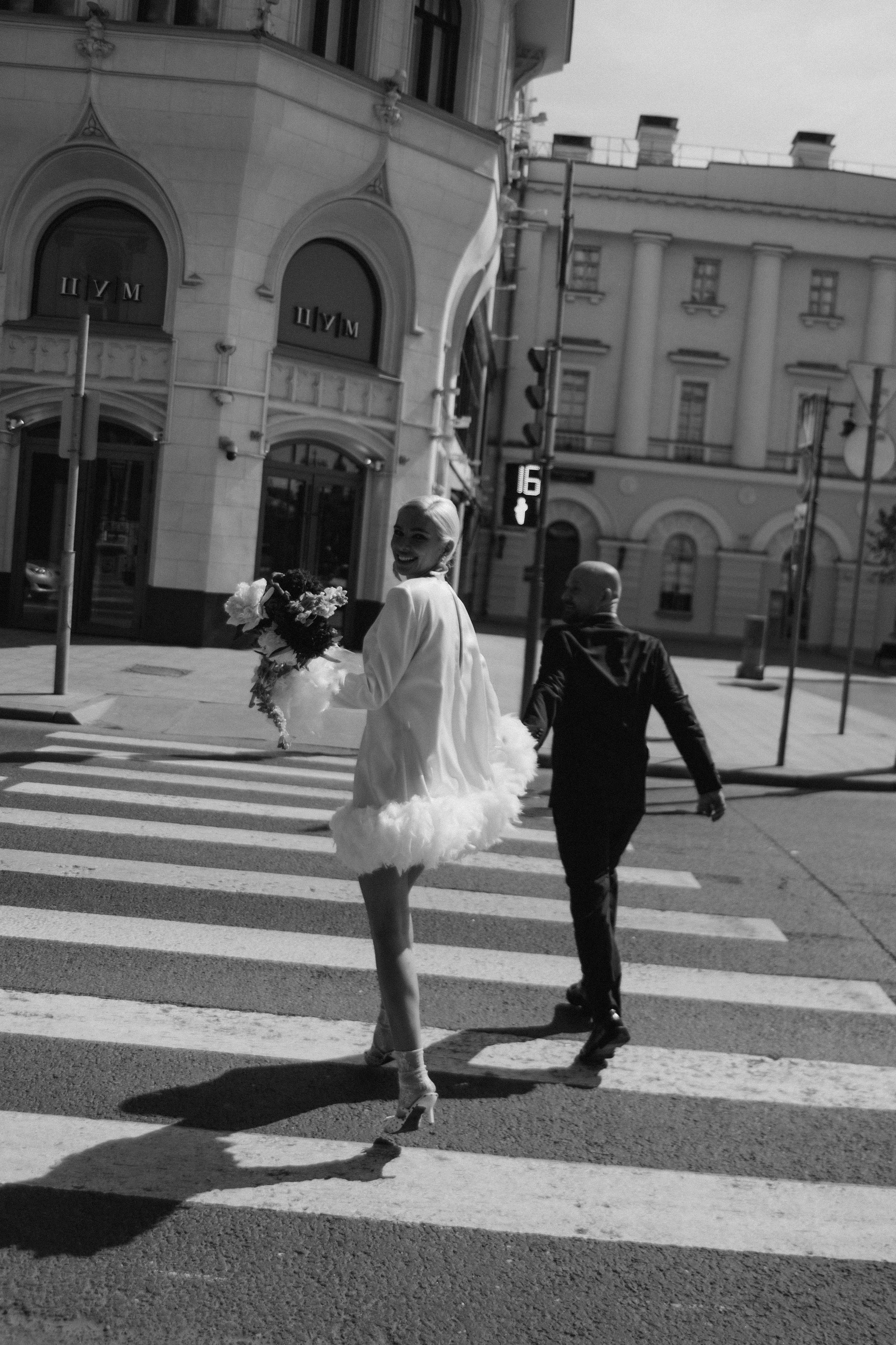 Прогулка у Большого театра. Гаврилова Настя семейный фотограф lifestyle в Москве