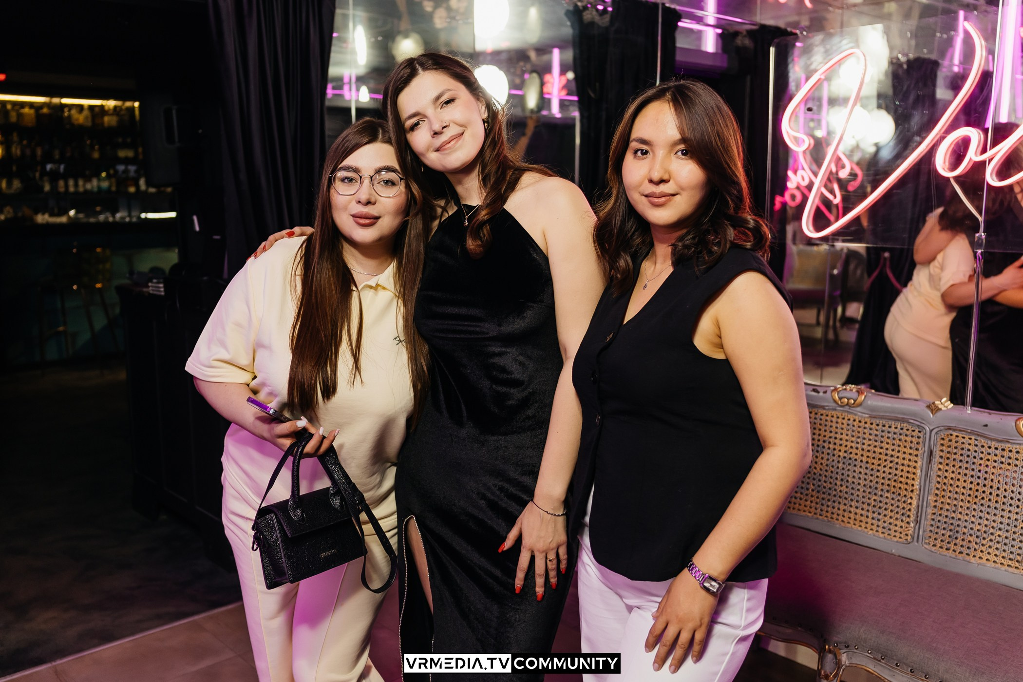 Караоке-бар «Volna»: Сиреневая вечеринка