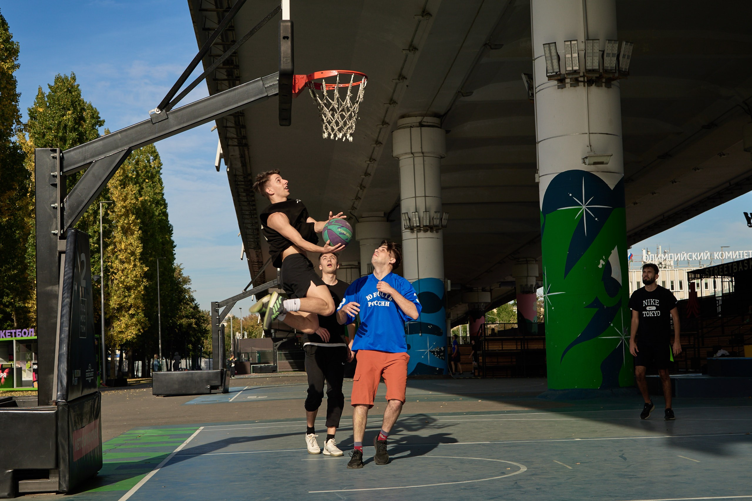 Репортажная фотосъемка архитектурной прогулки по Зарядью, профессиональный фотограф