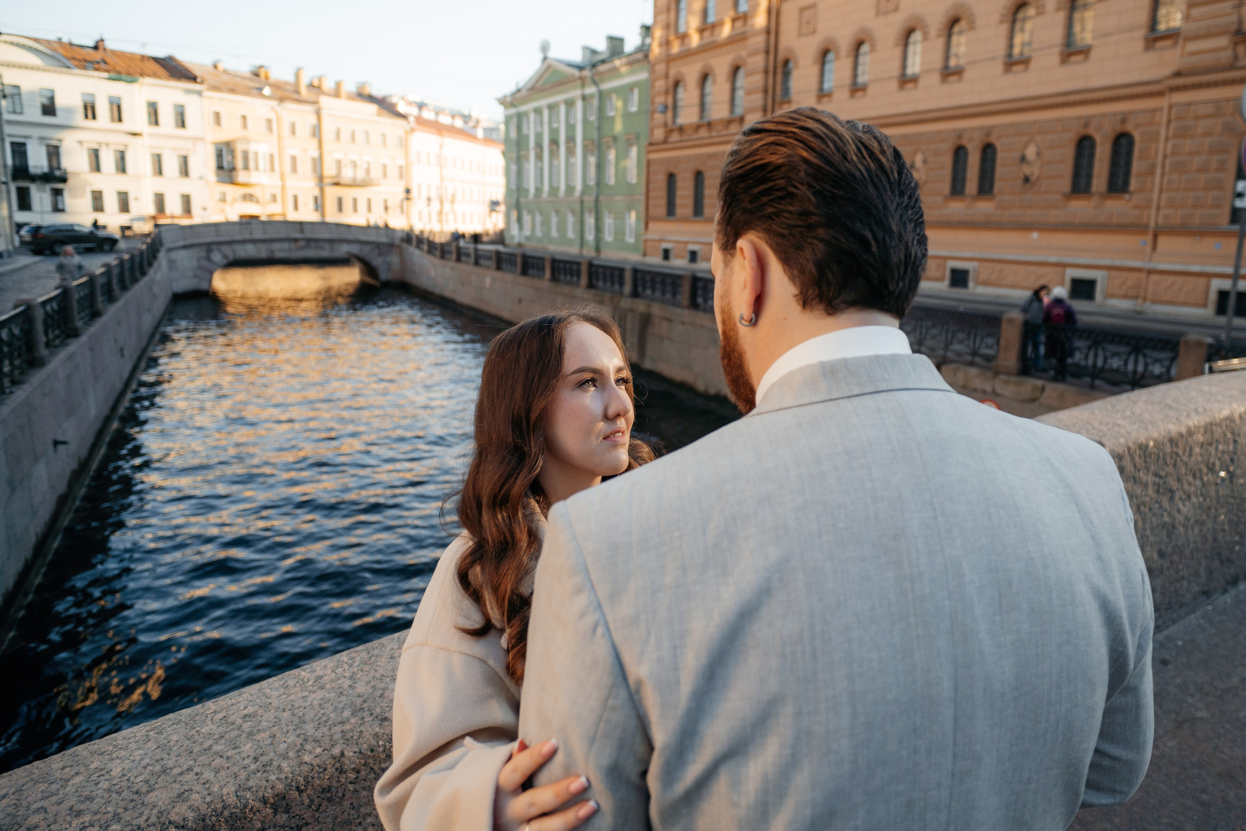 Свадебная фотосессия у Эрмитажа у Зимней канавки жених и невеста смотрят друг на друга