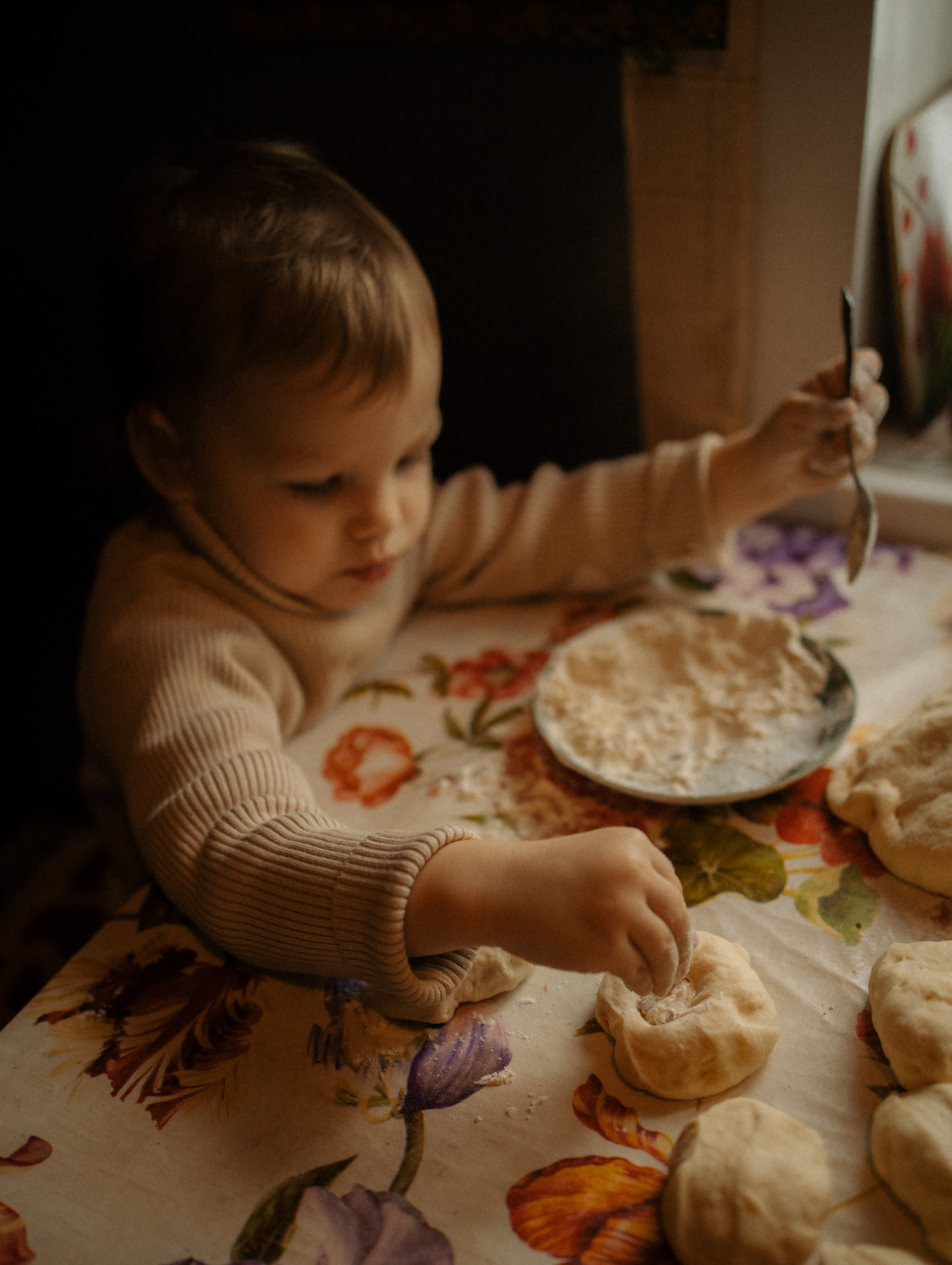 Маленькая девочка играет с мукой