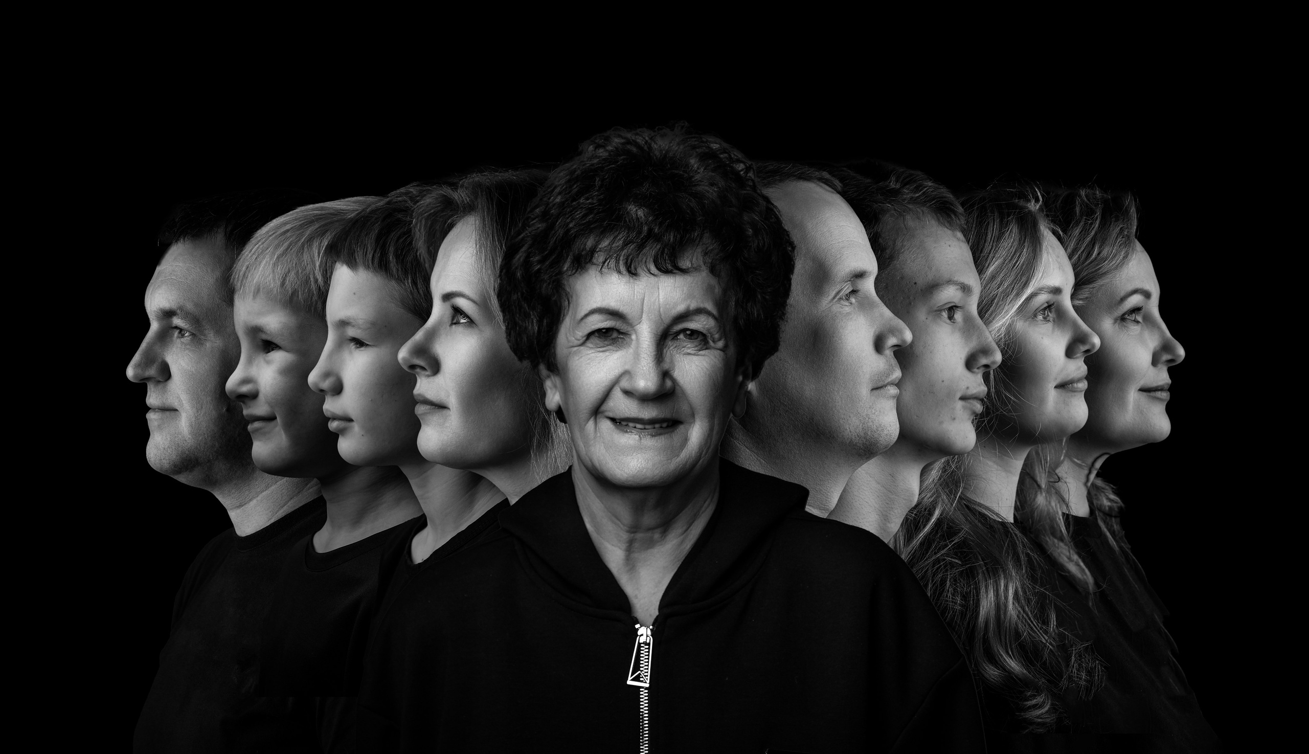 Семейная фотография на темном фоне