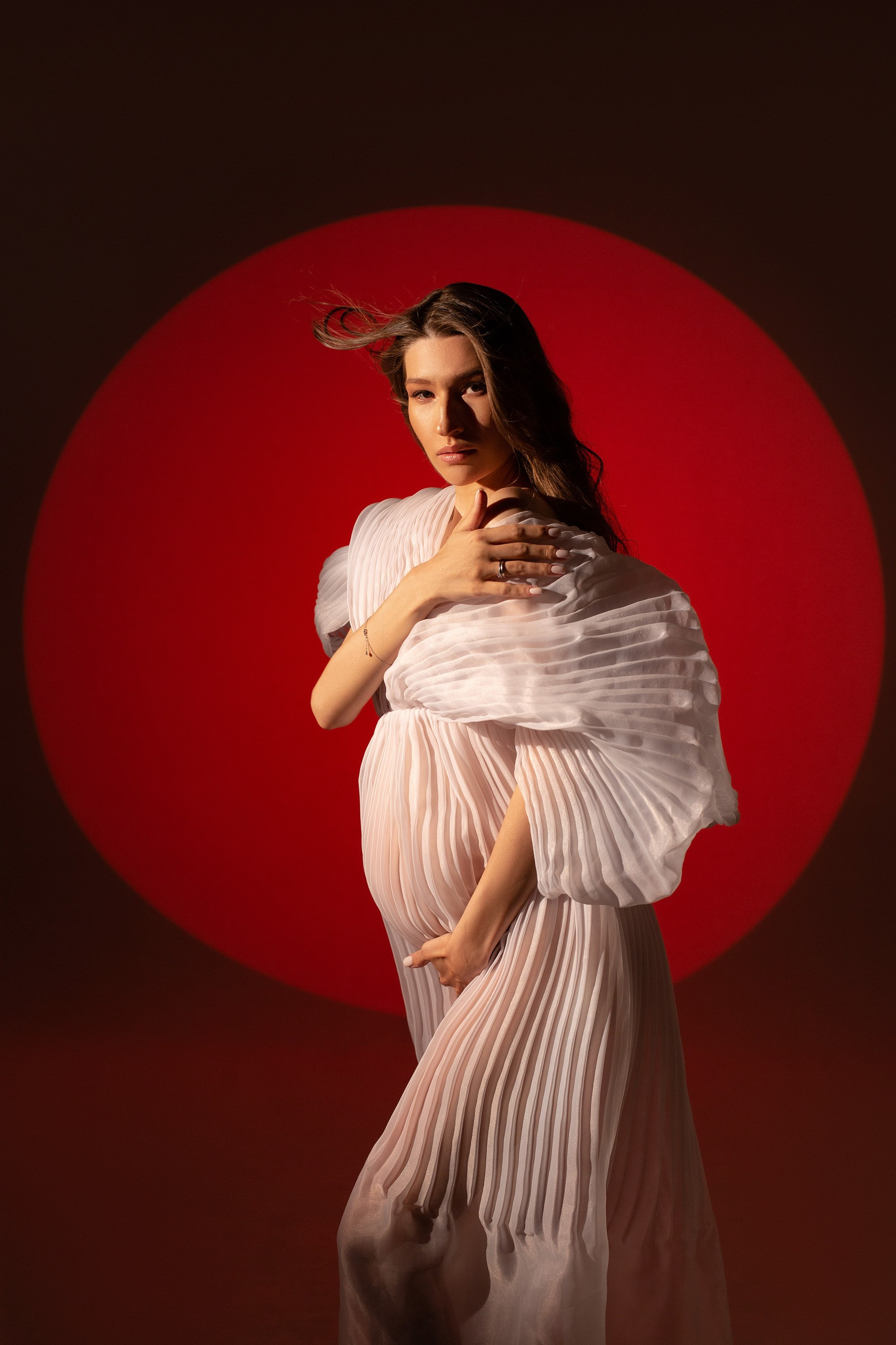 Девушка в платье беременная на фоне круга