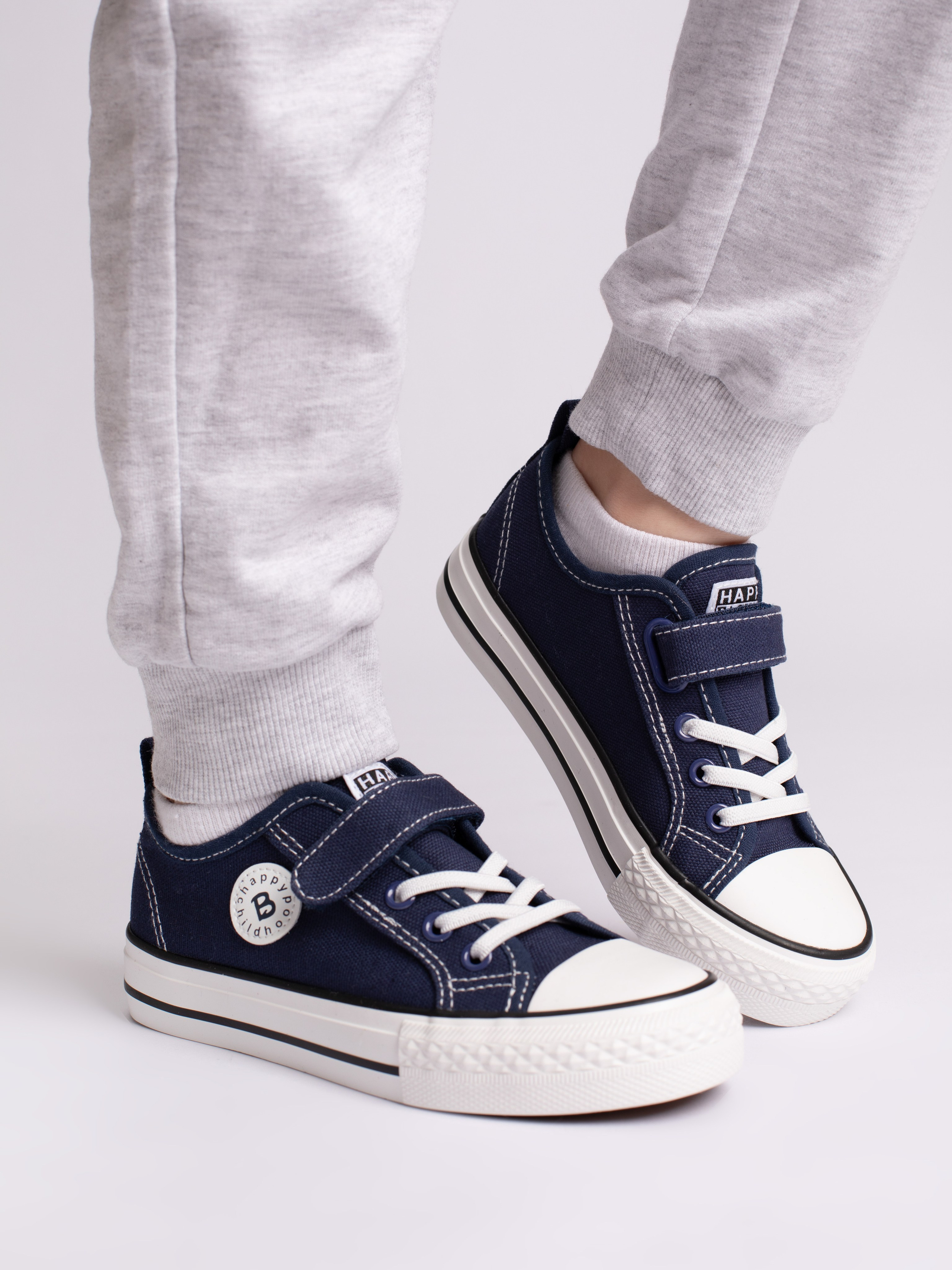 Детские кеды. Фотостудия предметной и модельной съёмки для маркетплейсов