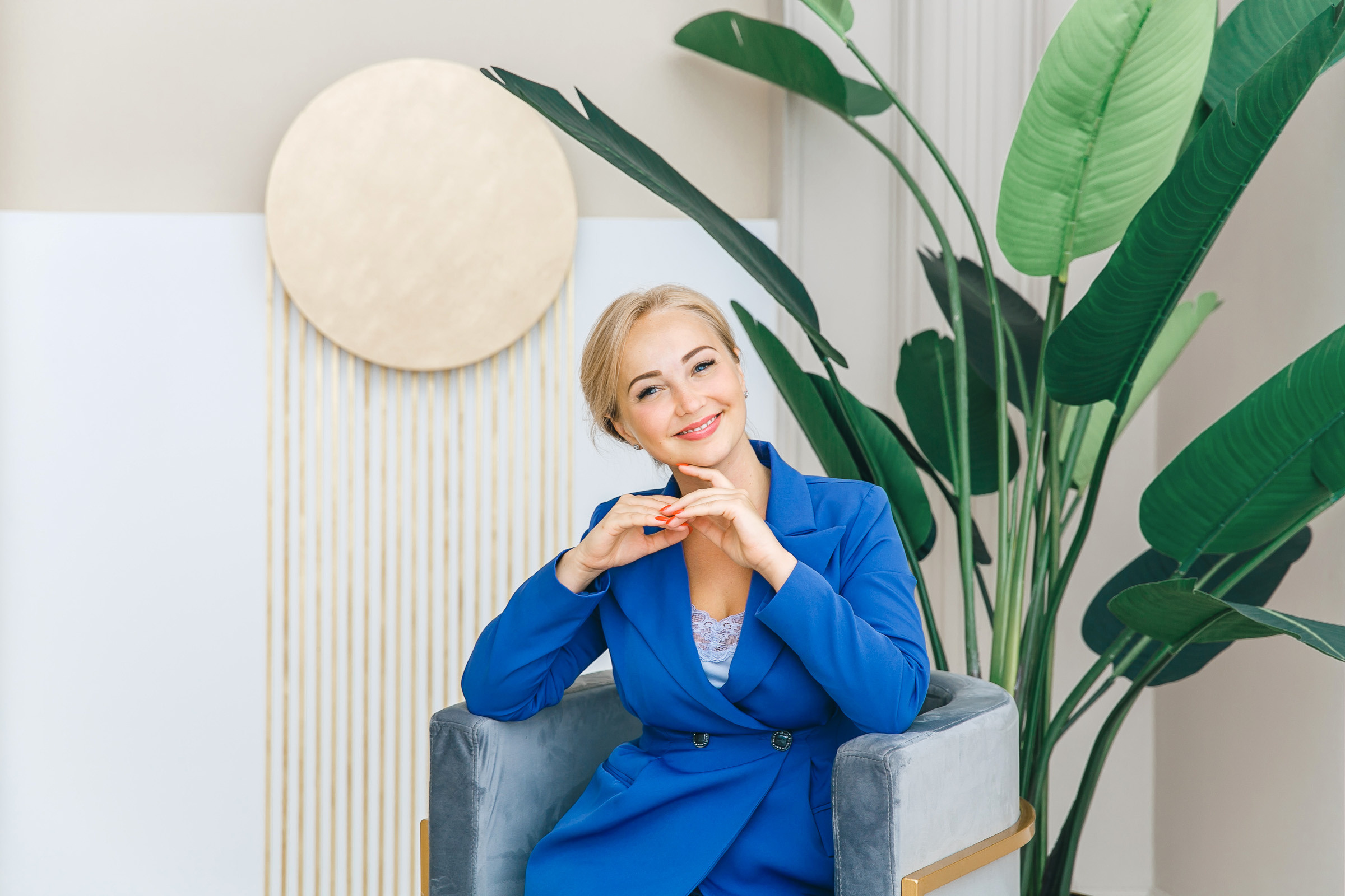 Профессиональная фотосессия в студии - женский деловой портрет