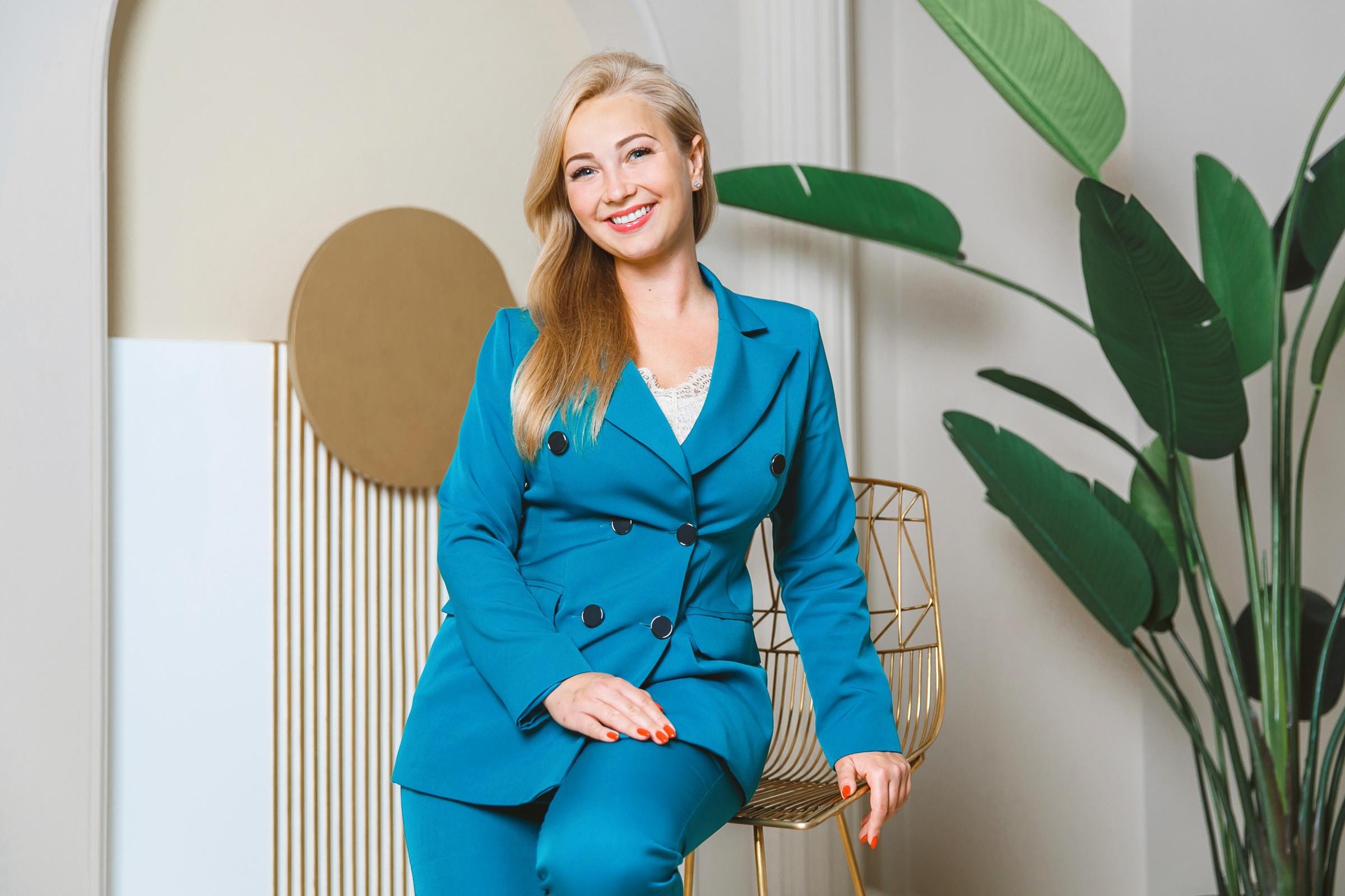 Профессиональная фотосессия в студии - женский деловой портрет