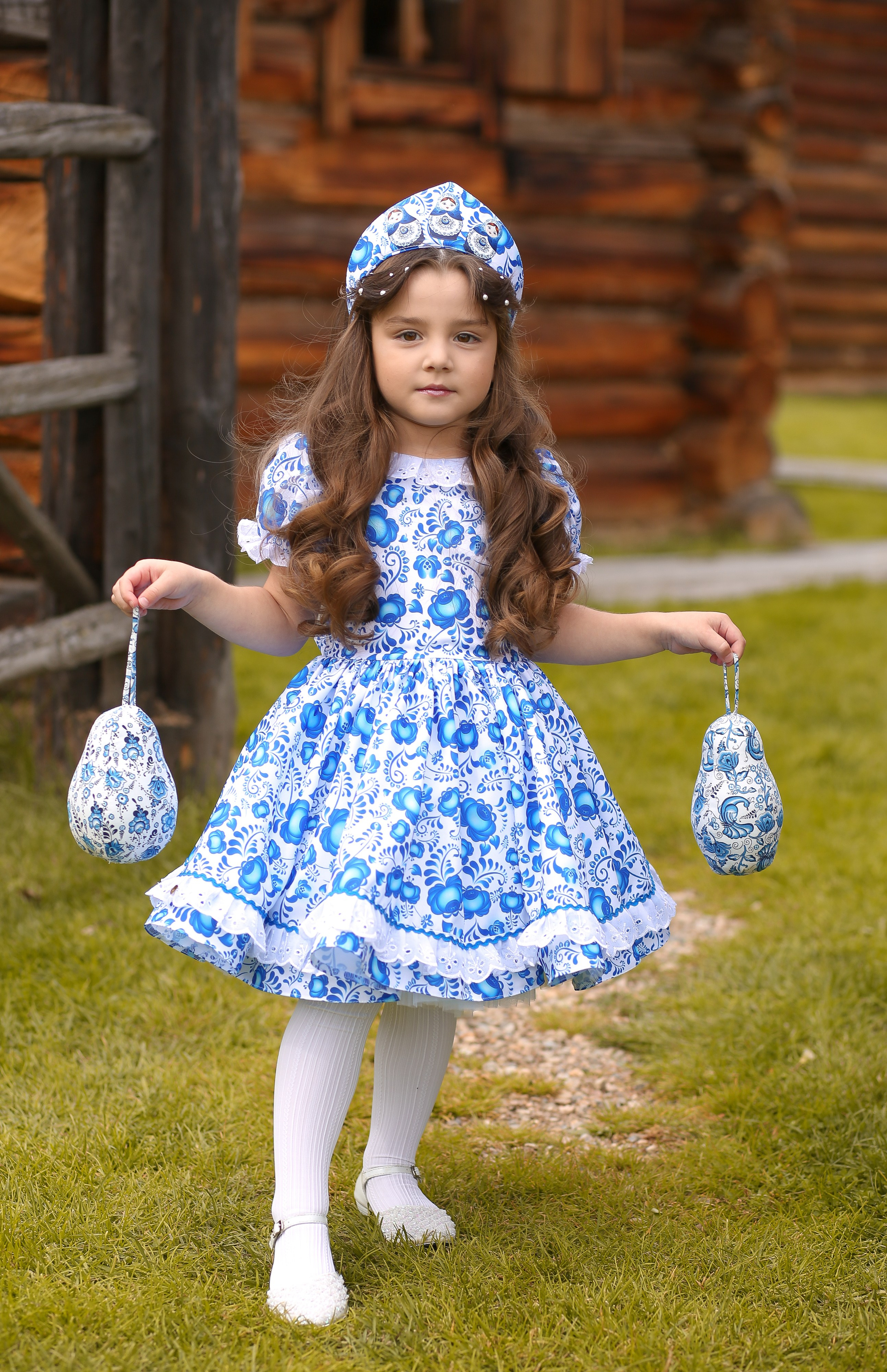 Платье с орнаментом Гжель, подойдёт на девочку ростом 104-110 см. В комплекте с мини кокошником. Стоимость аренды 2500 р. сутки