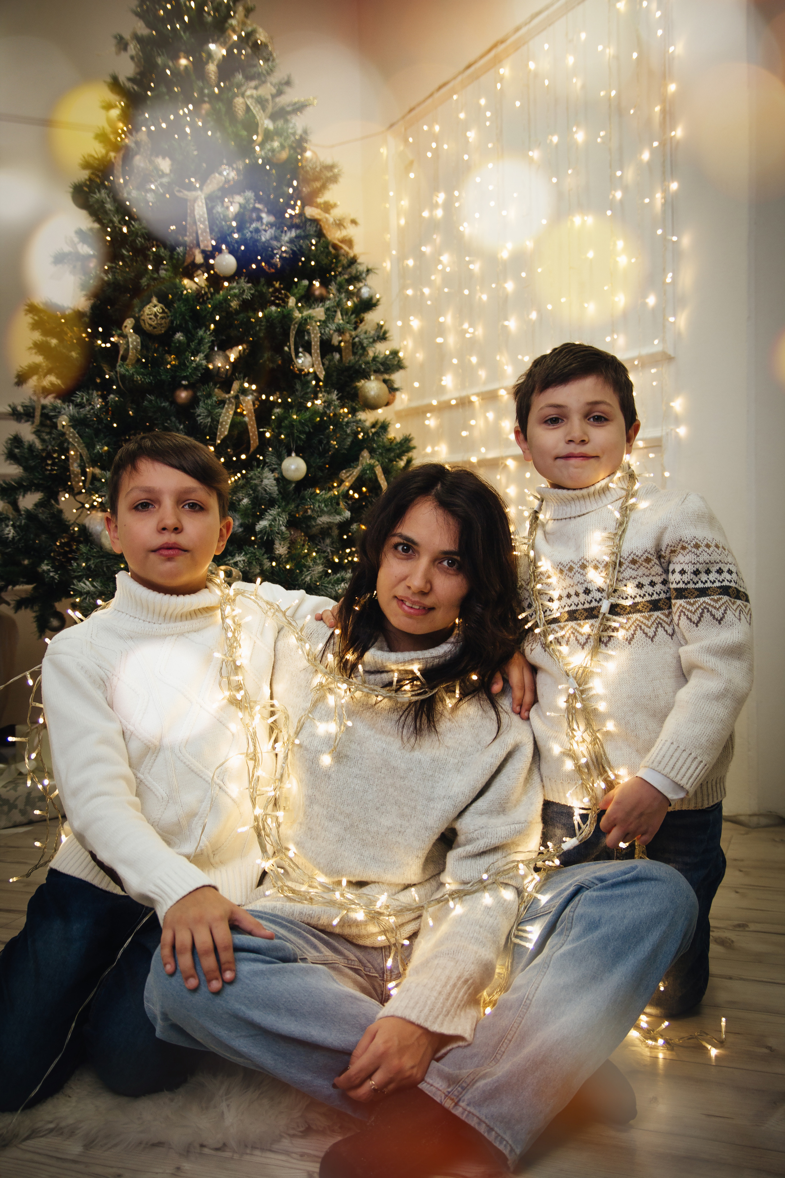 Два сыночка и лапочка-дочка). Новогодняя в студии. Фотограф Ирина Колесникова