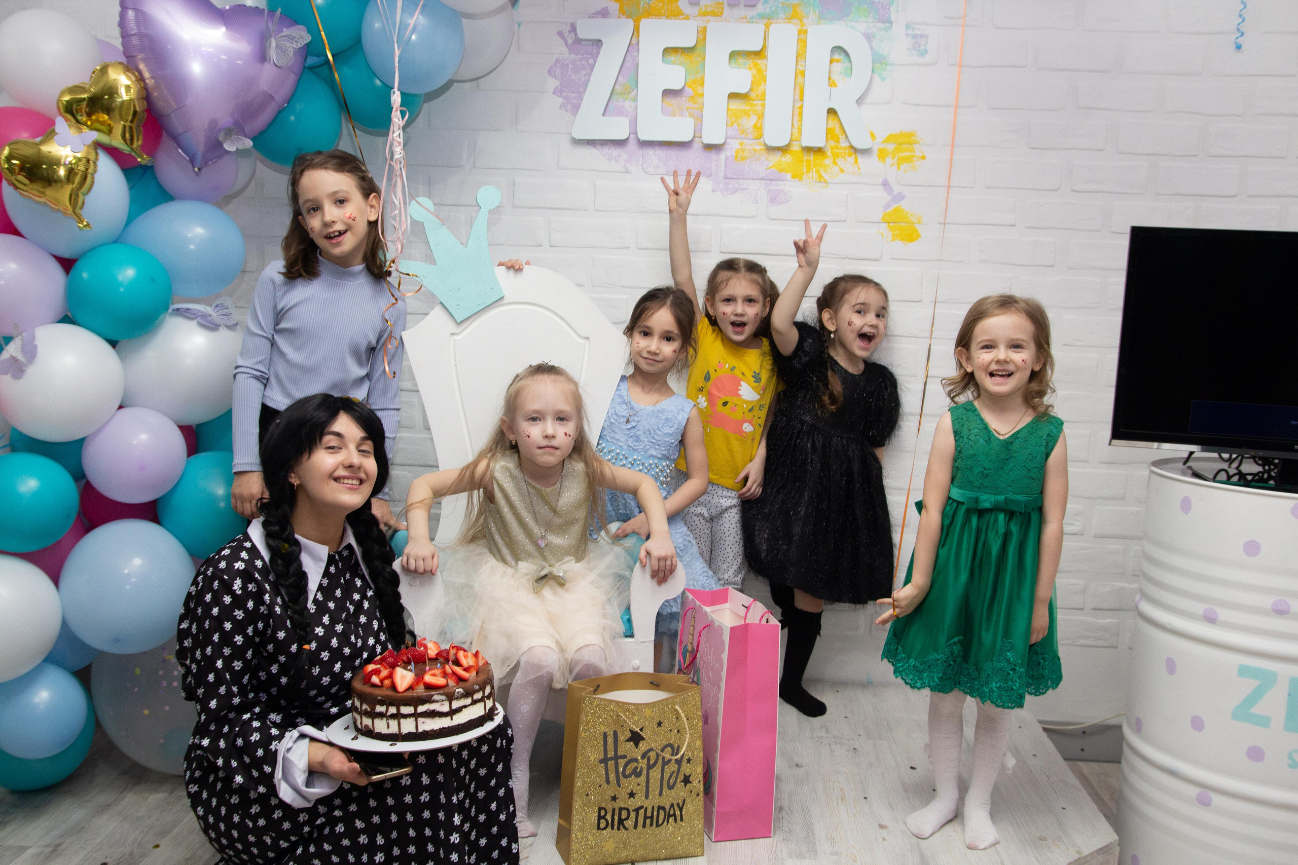 День рождения в стиле Уэнздей. Фотограф Ирина Колесникова