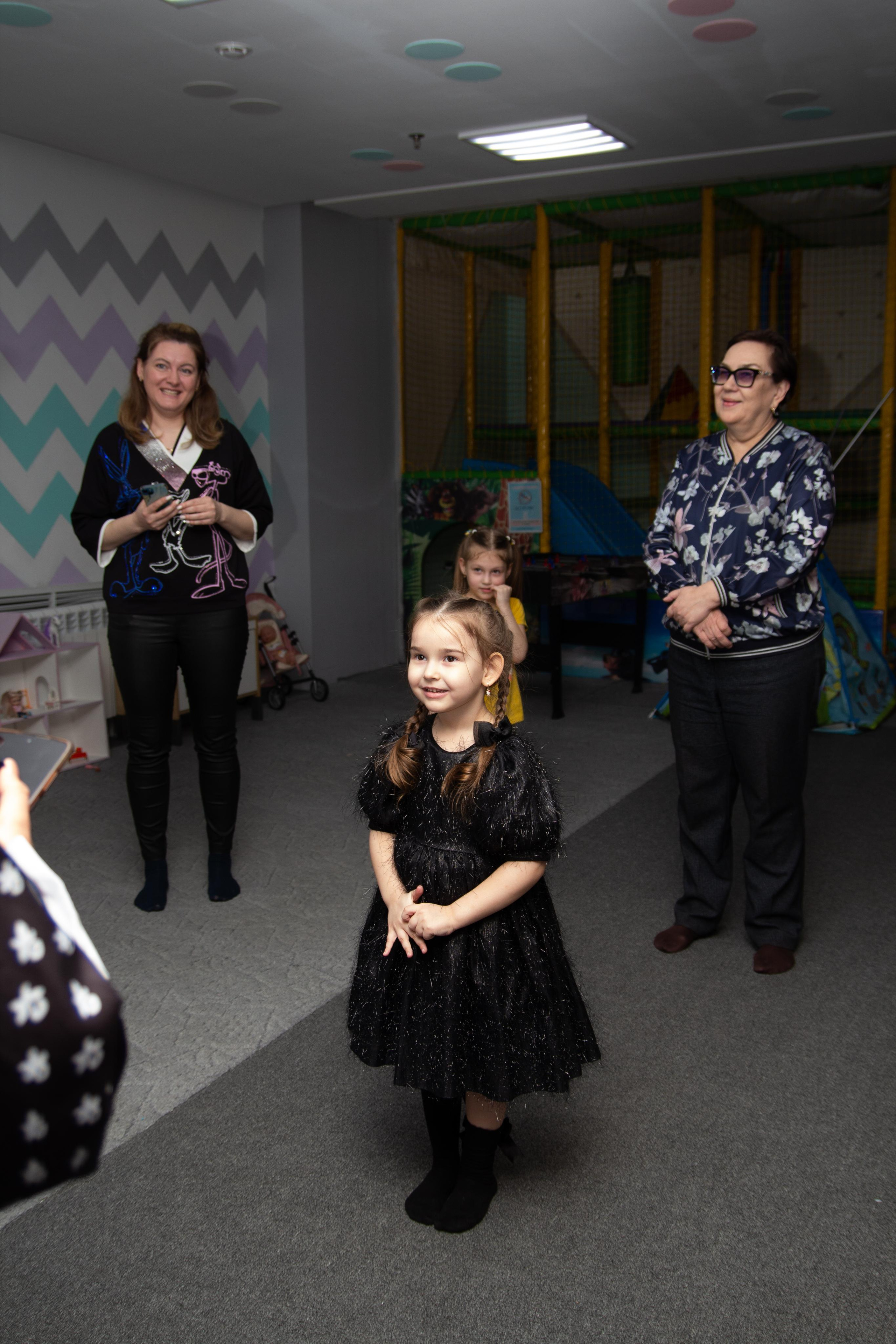 День рождения в стиле Уэнздей. Фотограф Ирина Колесникова