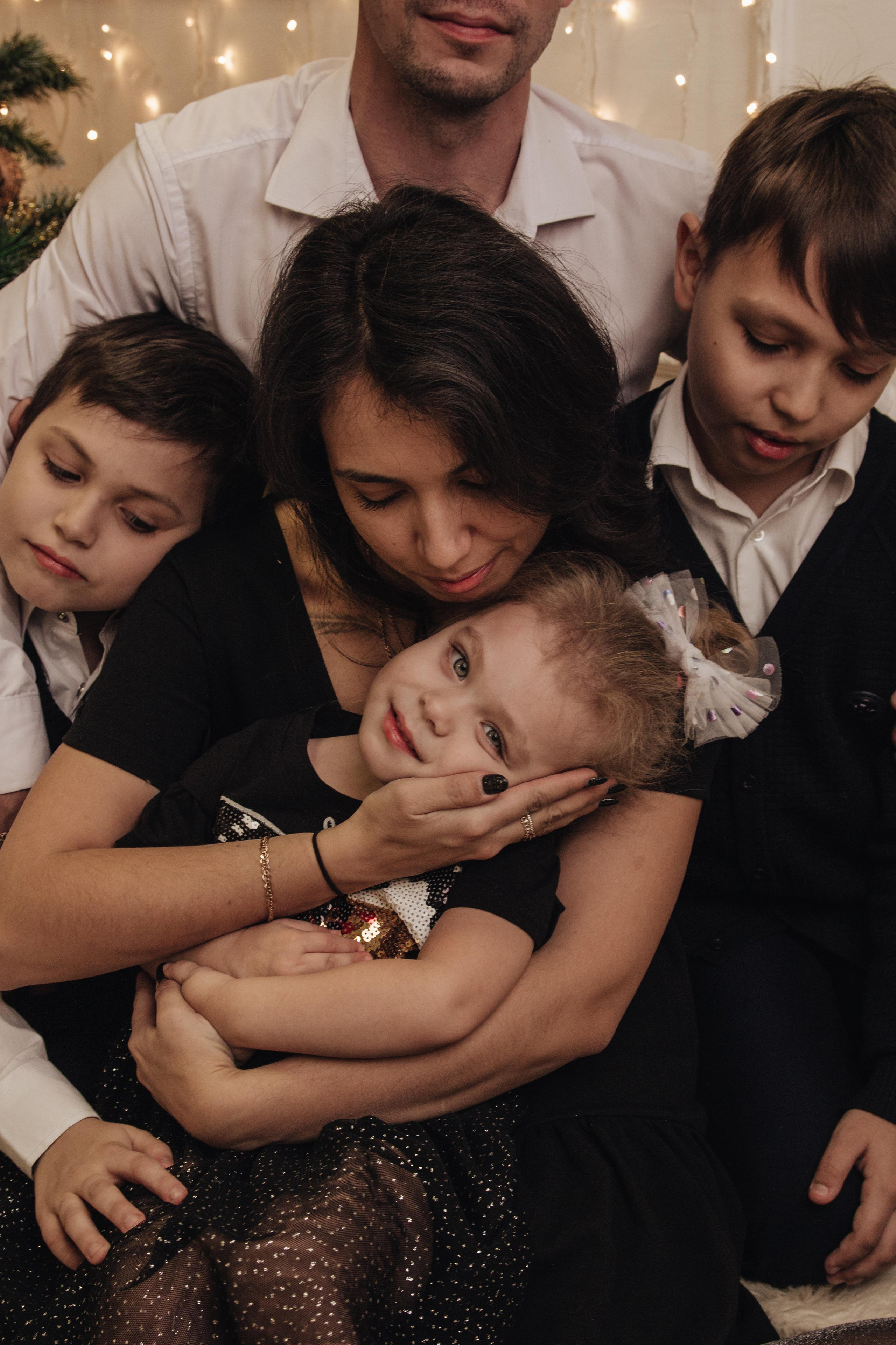 Два сыночка и лапочка-дочка). Новогодняя в студии. Фотограф Ирина Колесникова