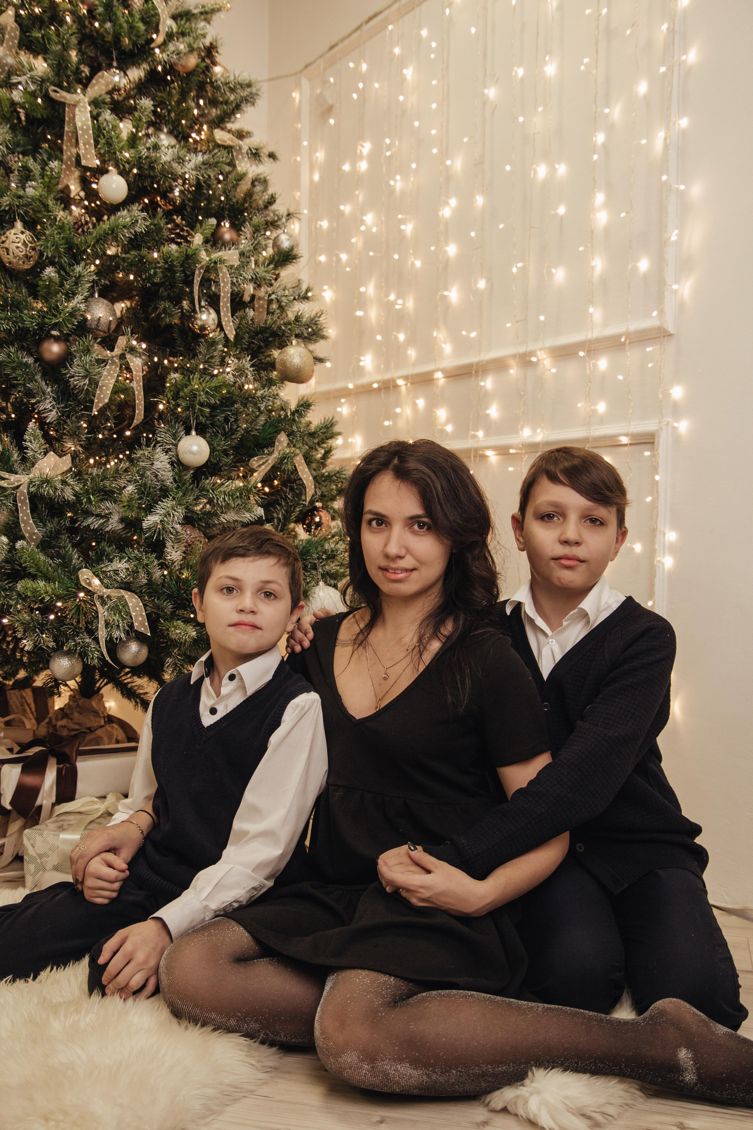 Два сыночка и лапочка-дочка). Новогодняя в студии. Фотограф Ирина Колесникова