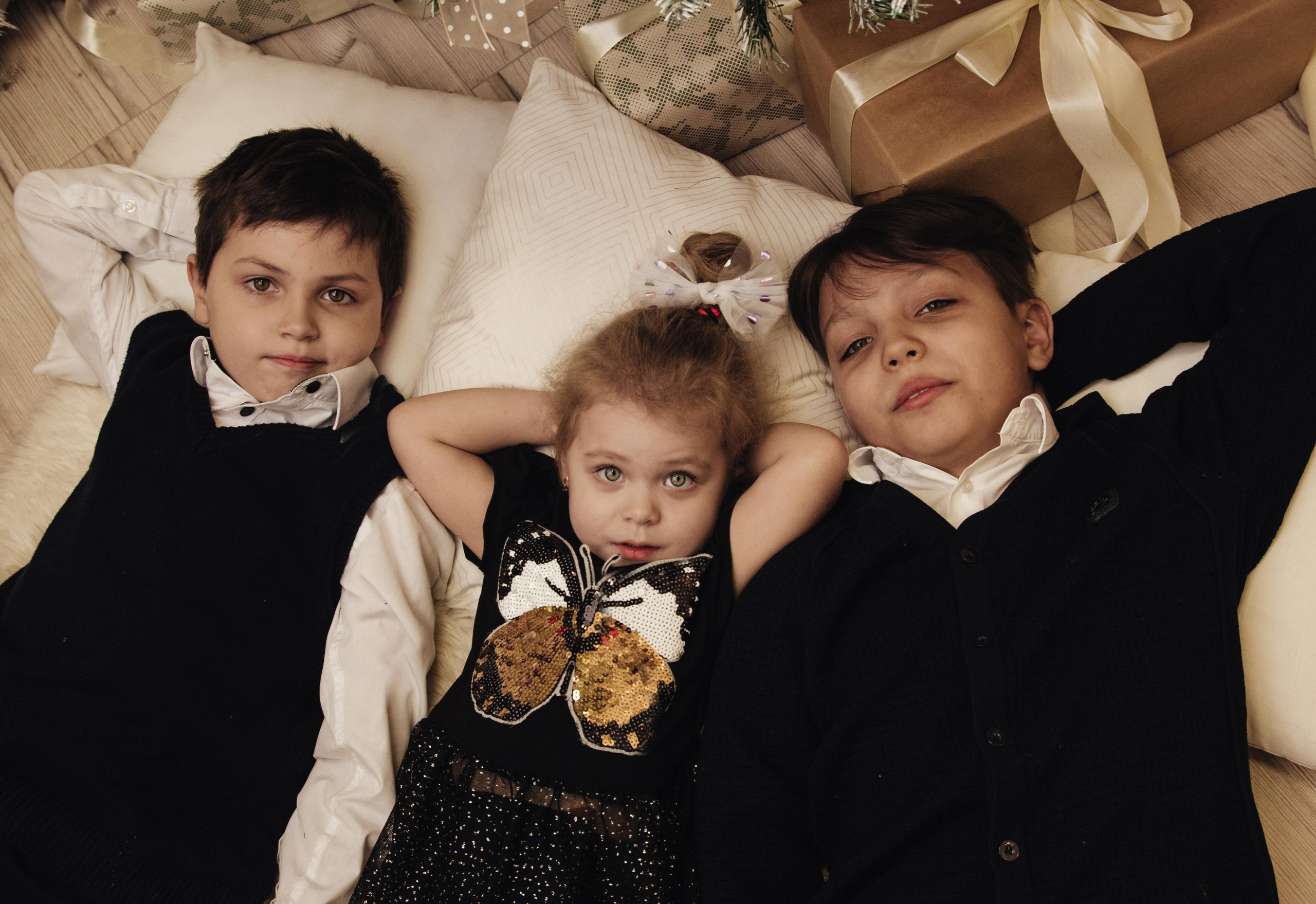 Два сыночка и лапочка-дочка). Новогодняя в студии. Фотограф Ирина Колесникова