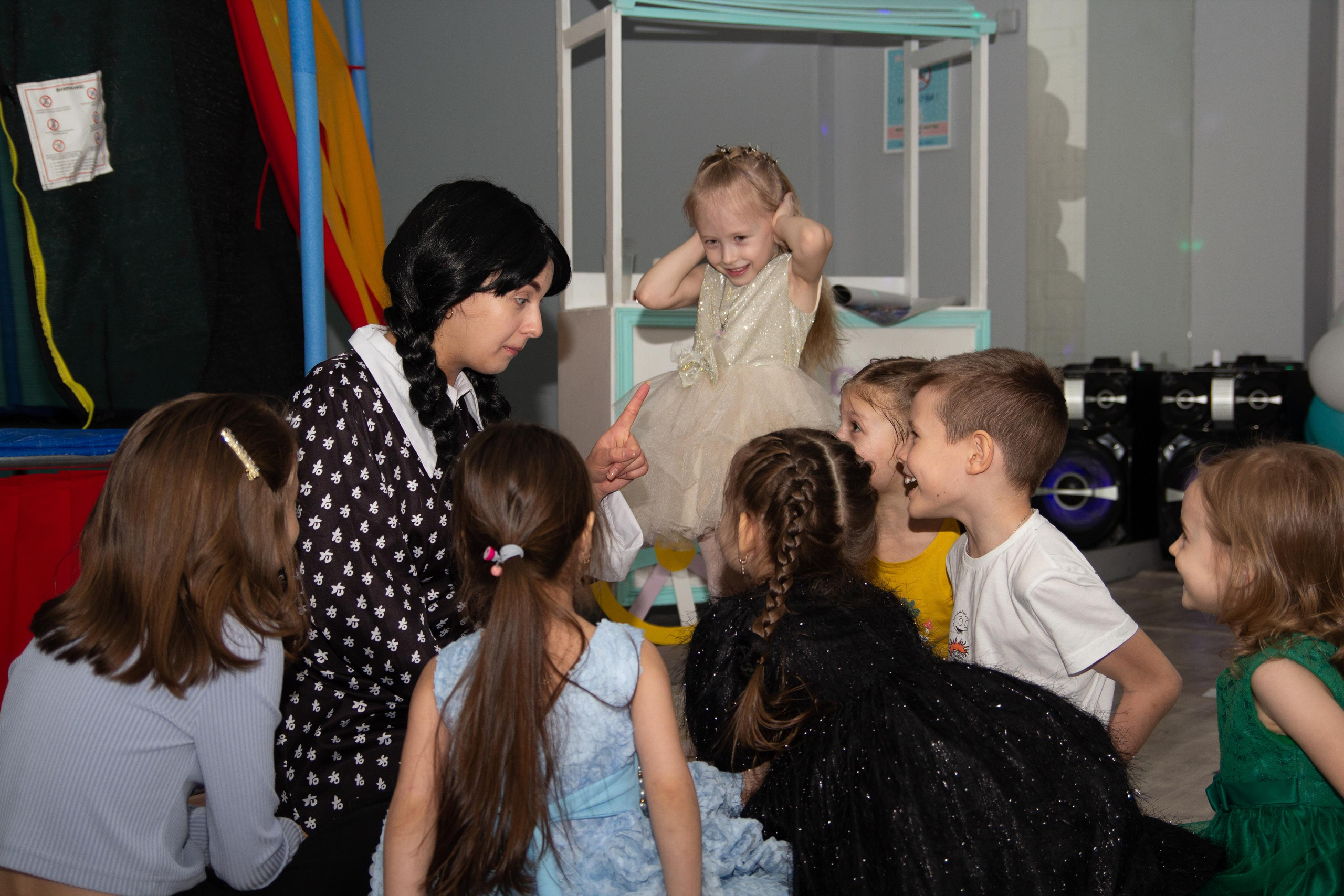 День рождения в стиле Уэнздей. Фотограф Ирина Колесникова