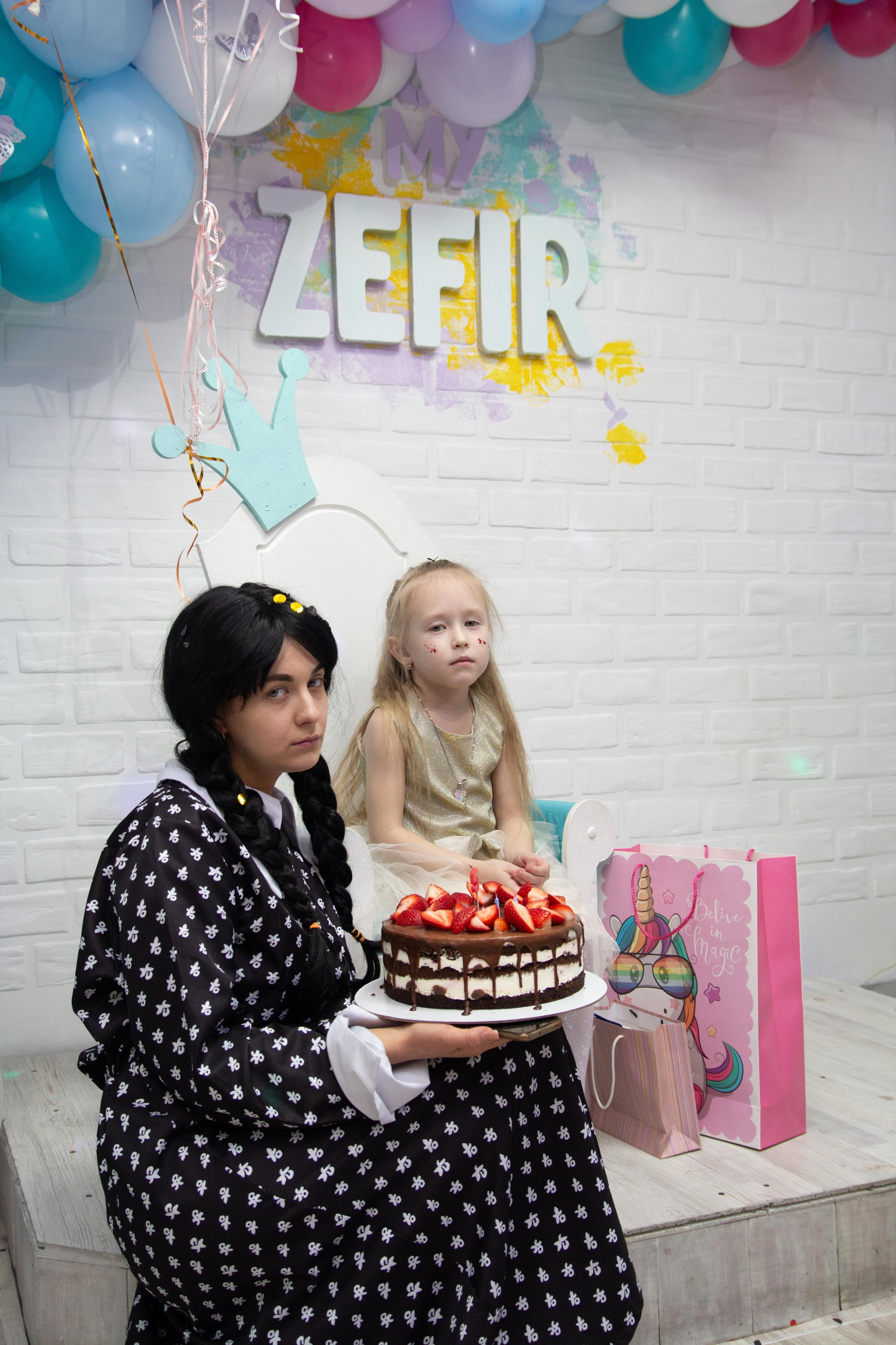 День рождения в стиле Уэнздей. Фотограф Ирина Колесникова