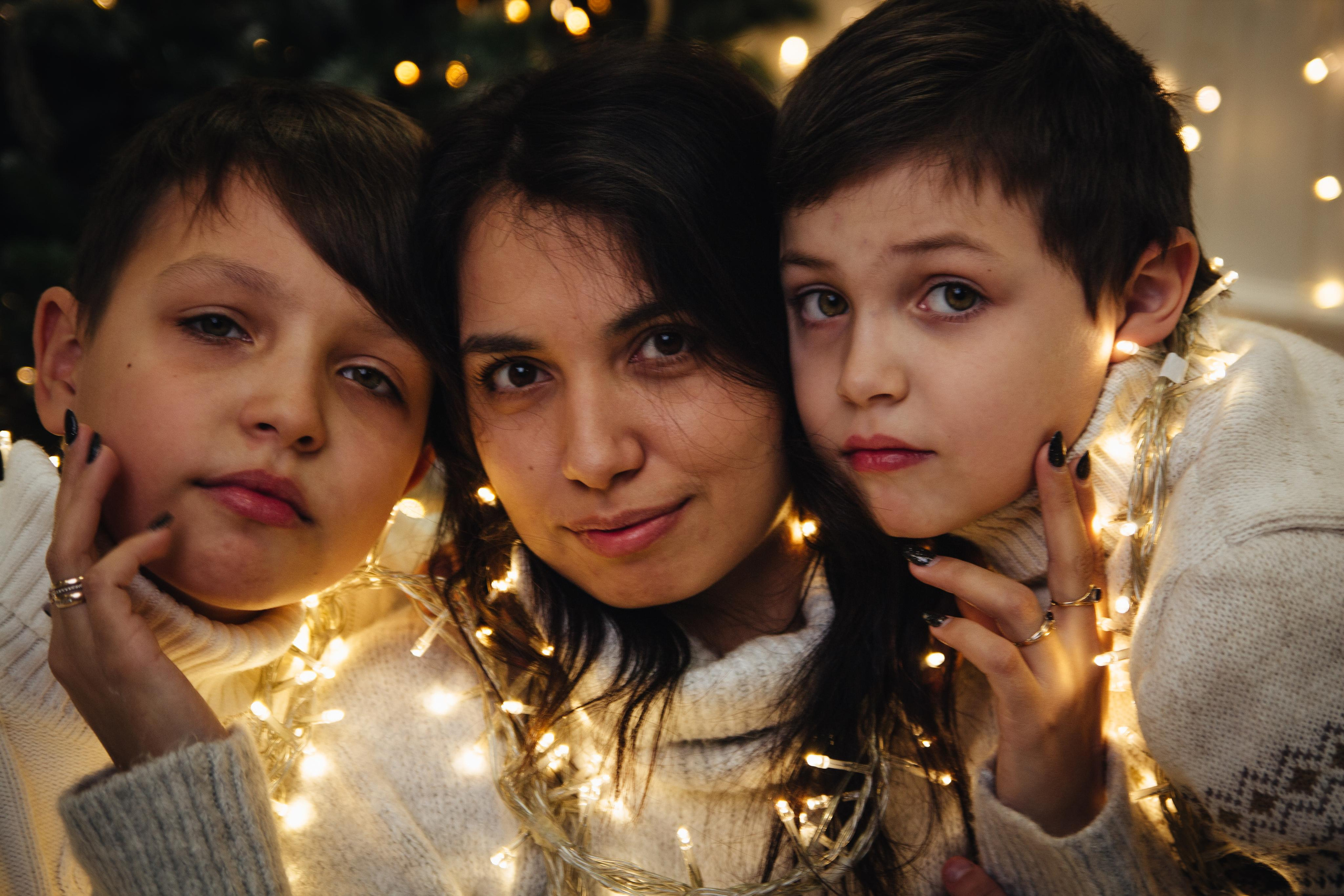 Два сыночка и лапочка-дочка). Новогодняя в студии. Фотограф Ирина Колесникова