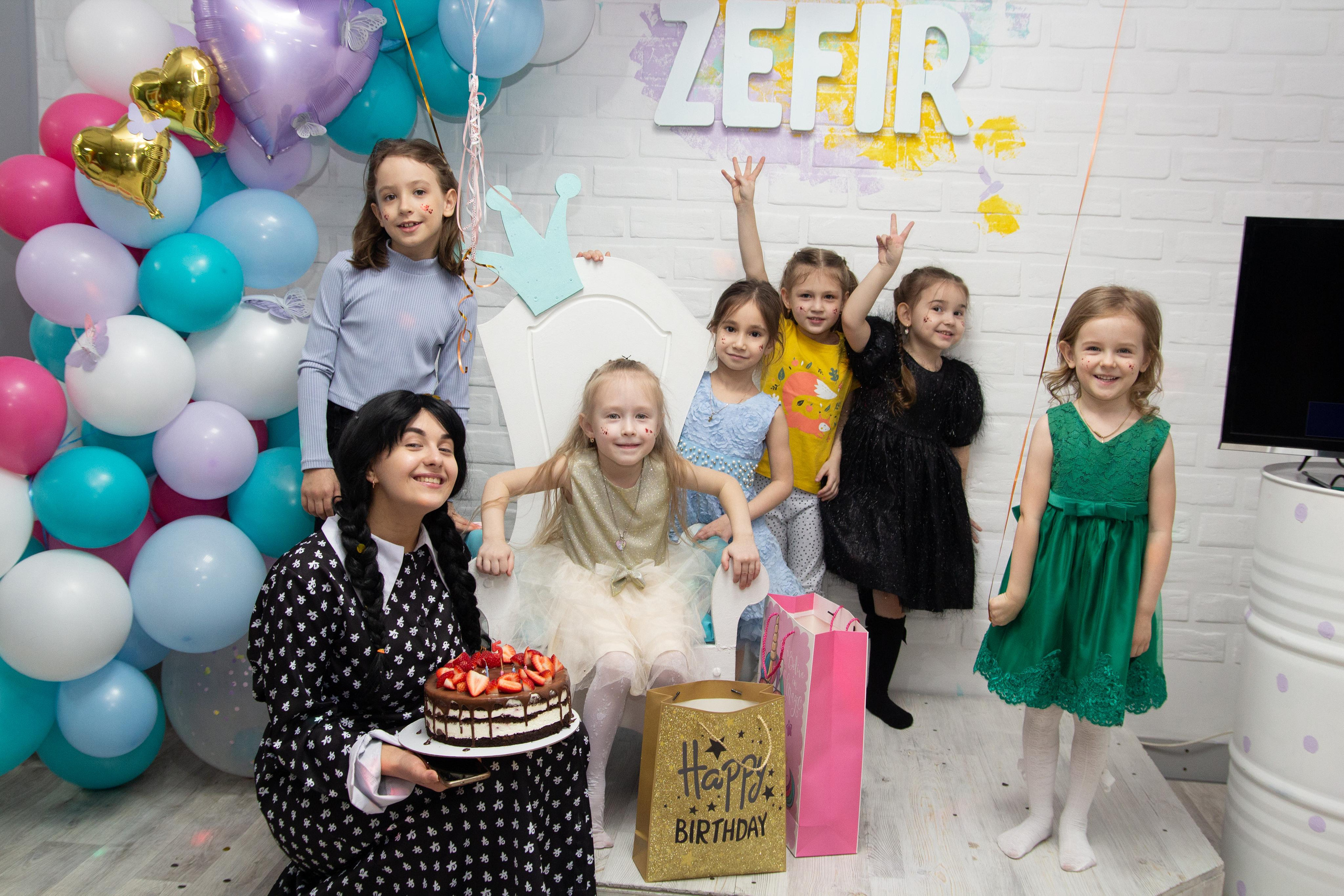 День рождения в стиле Уэнздей. Фотограф Ирина Колесникова