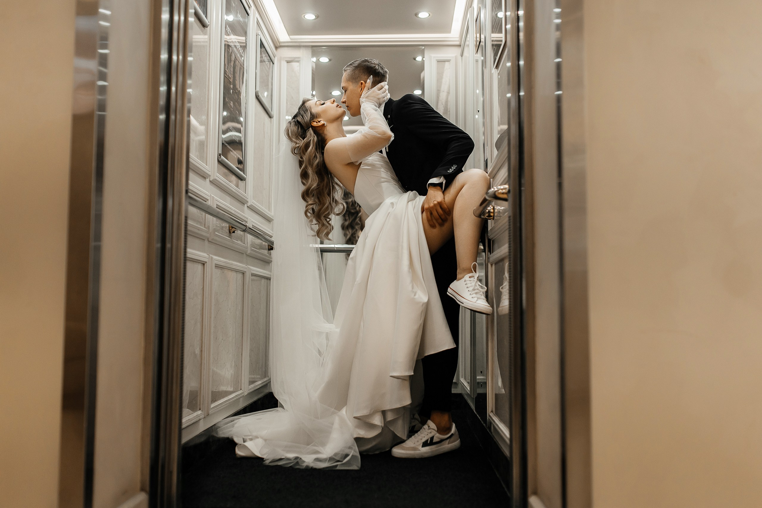 Здравствуйте! Я&nbsp;свадебный фотограф из&nbsp;Ульяновска, работаю в&nbsp;том числе по&nbsp;всей России и&nbsp;с&nbsp;выездом за&nbsp;границу. Снимаю свадьбы, lovestory, корпоративы, светский репортаж. Провожу обучение по&nbsp;фотографии, мастер-классы и&nbsp;воркшопы для других фотографов.