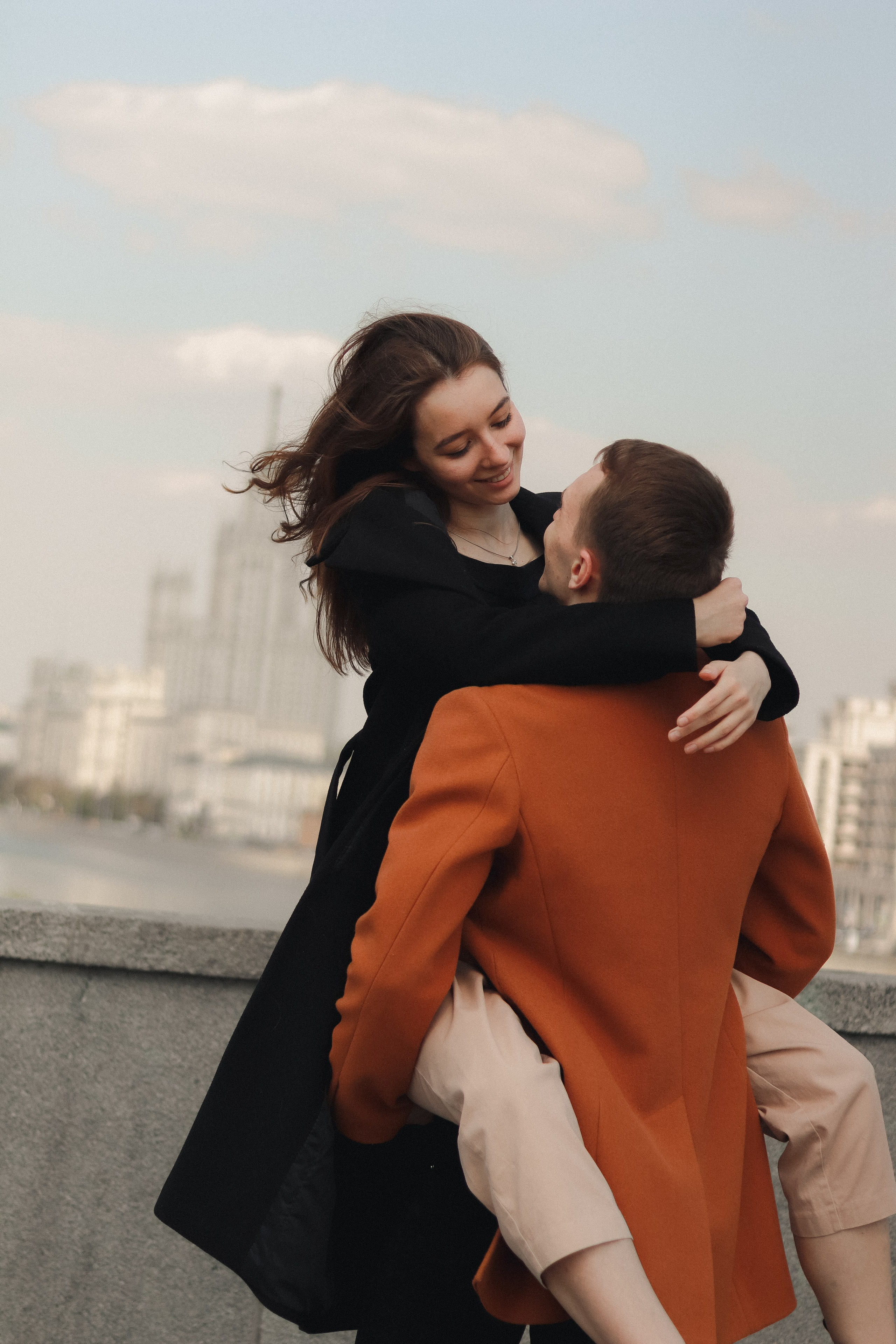Парная фотосессия Елизавета & Роман на Котельнической набережной в Москве. Индивидуальный, свадебный, и love-story фотограф в Москве