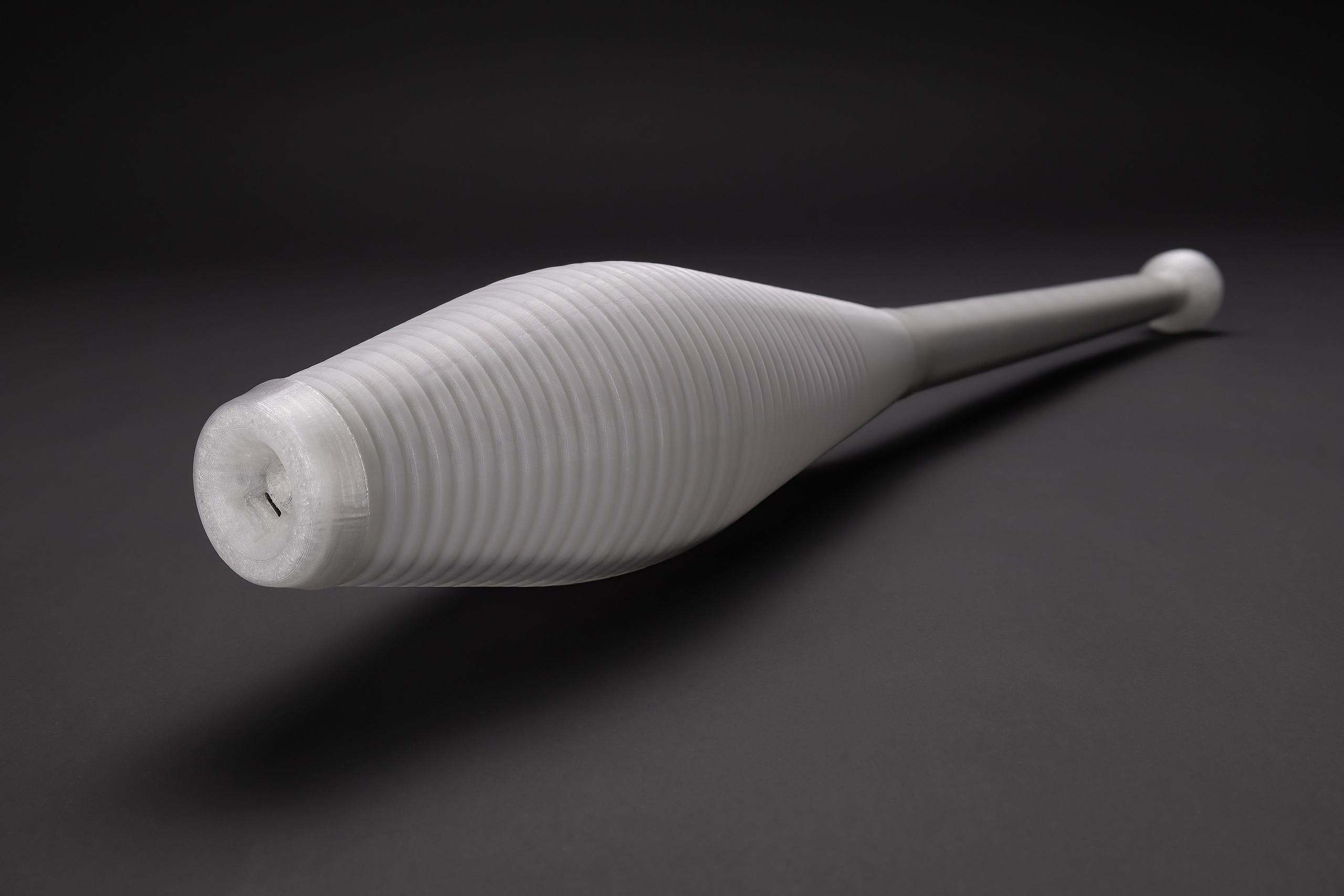 Кегля белая на черном фоне