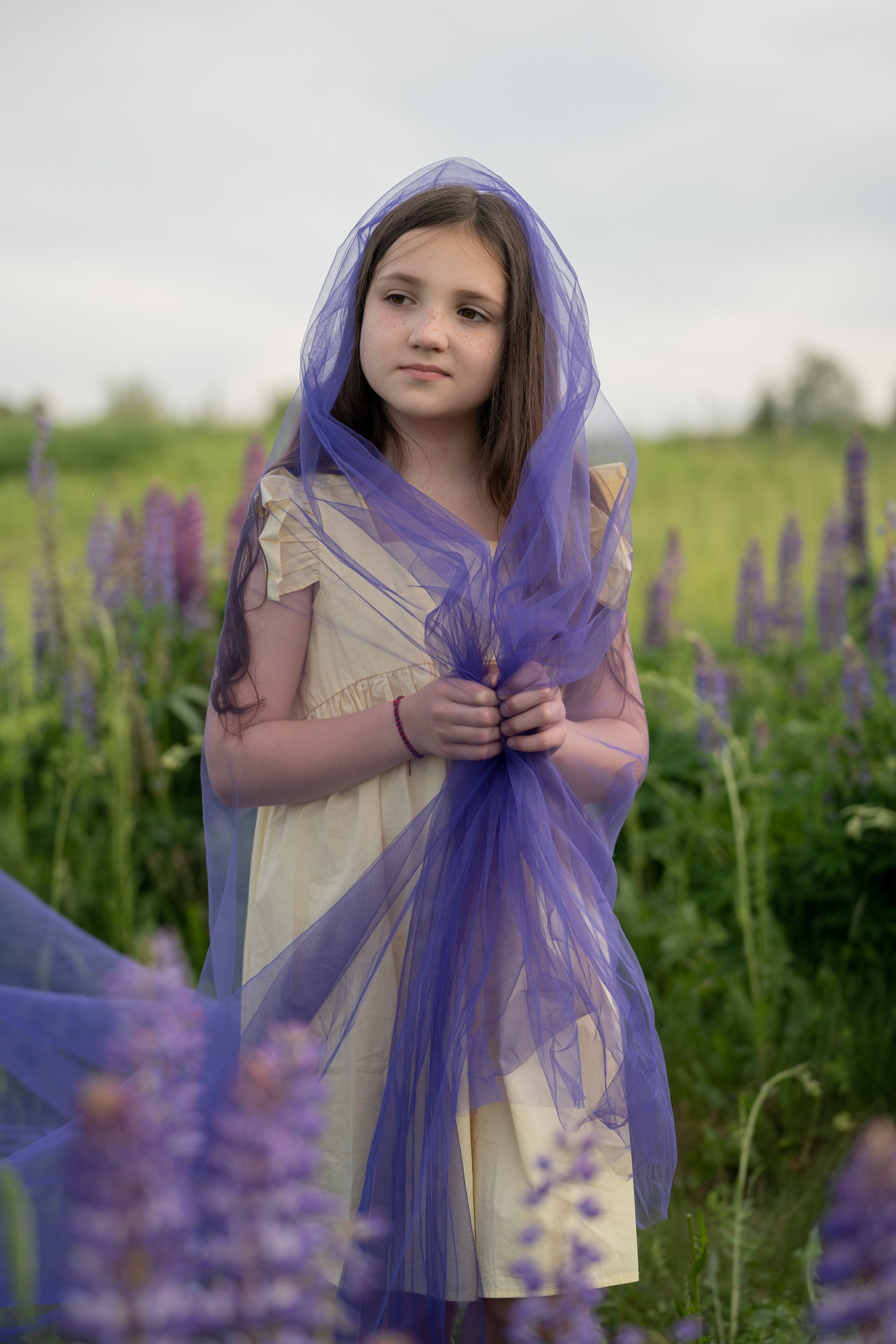 Детская фотосессия в люпинах. Портретный фотограф Олеся Владимирова в Москве