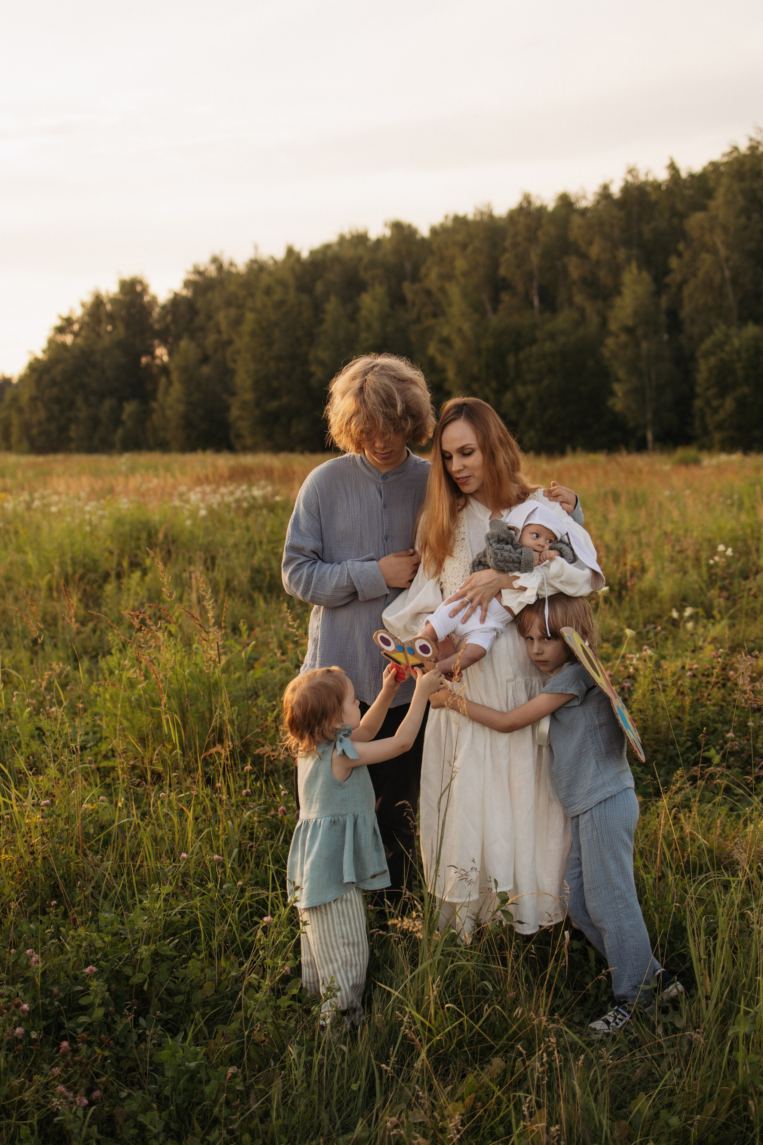 Семейная фотосессия в поле. Семейный фотограф в Москве Марина Петра