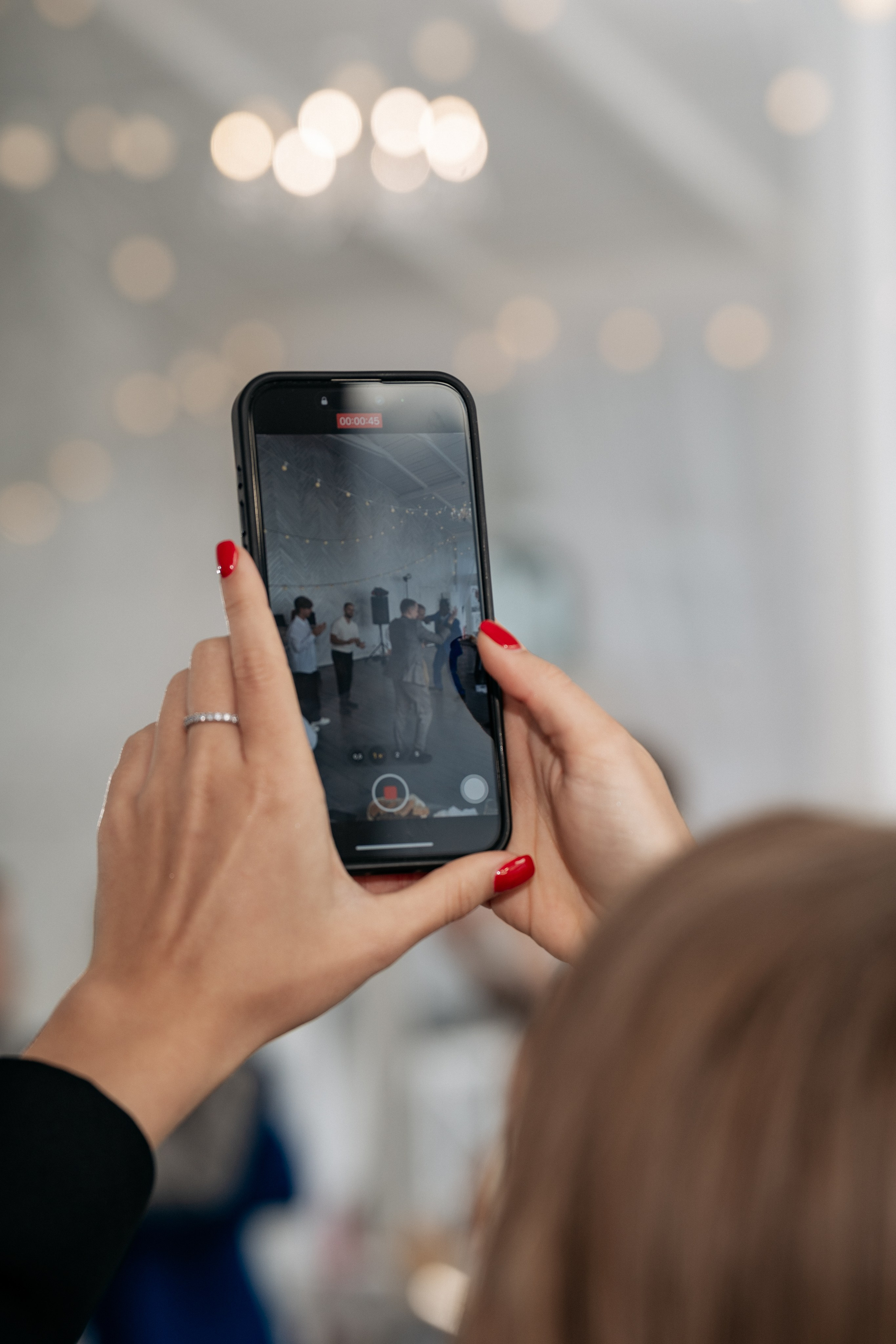 Детали свадьбы в Геленджике: гости снимают на телефон - фото от фотографа.