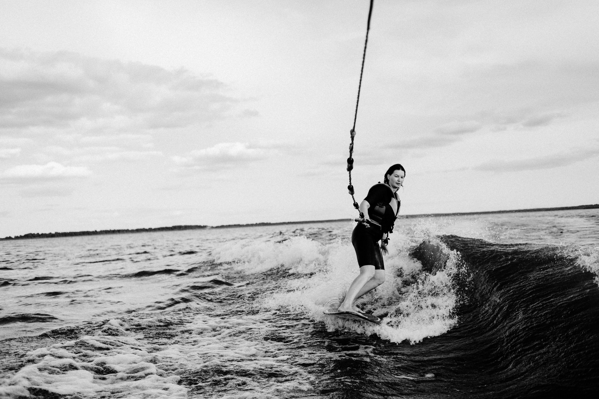 Эмоциональная фотосессия на вейке, радость от катания за катером и красивые брызги озерной воды