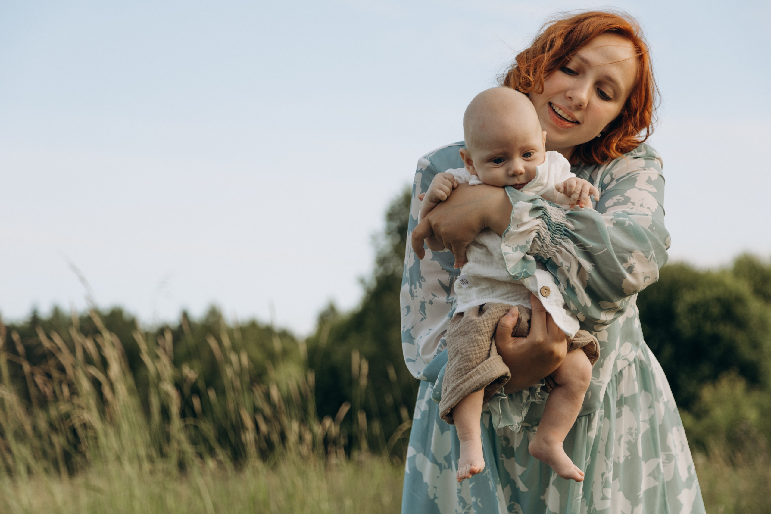 Семейная фотосессия в поле с младенцем. Фотограф в Санкт-Петербурге Валерия Закатеева