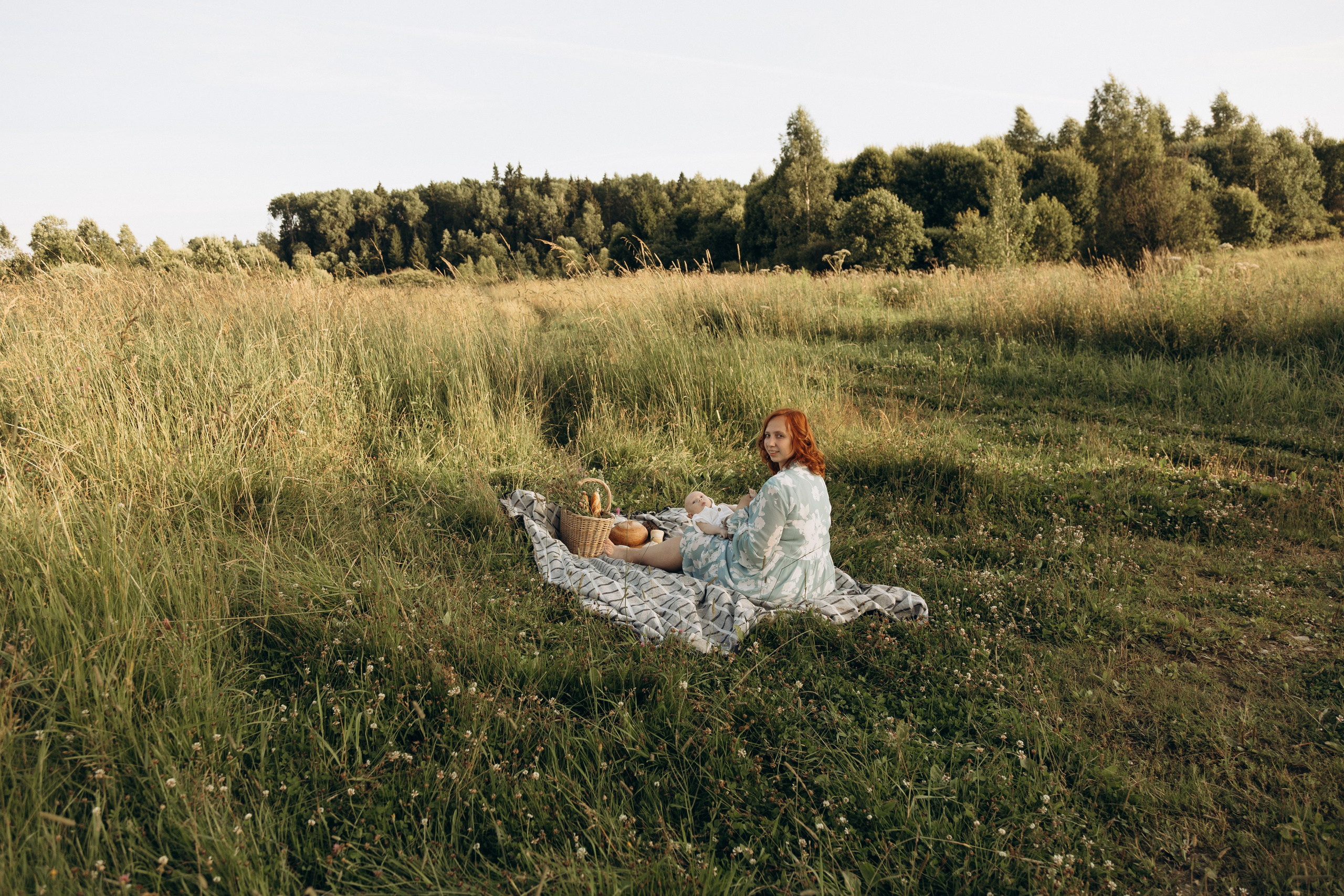 Семейная фотосессия в поле с младенцем. Фотограф в Санкт-Петербурге Валерия Закатеева