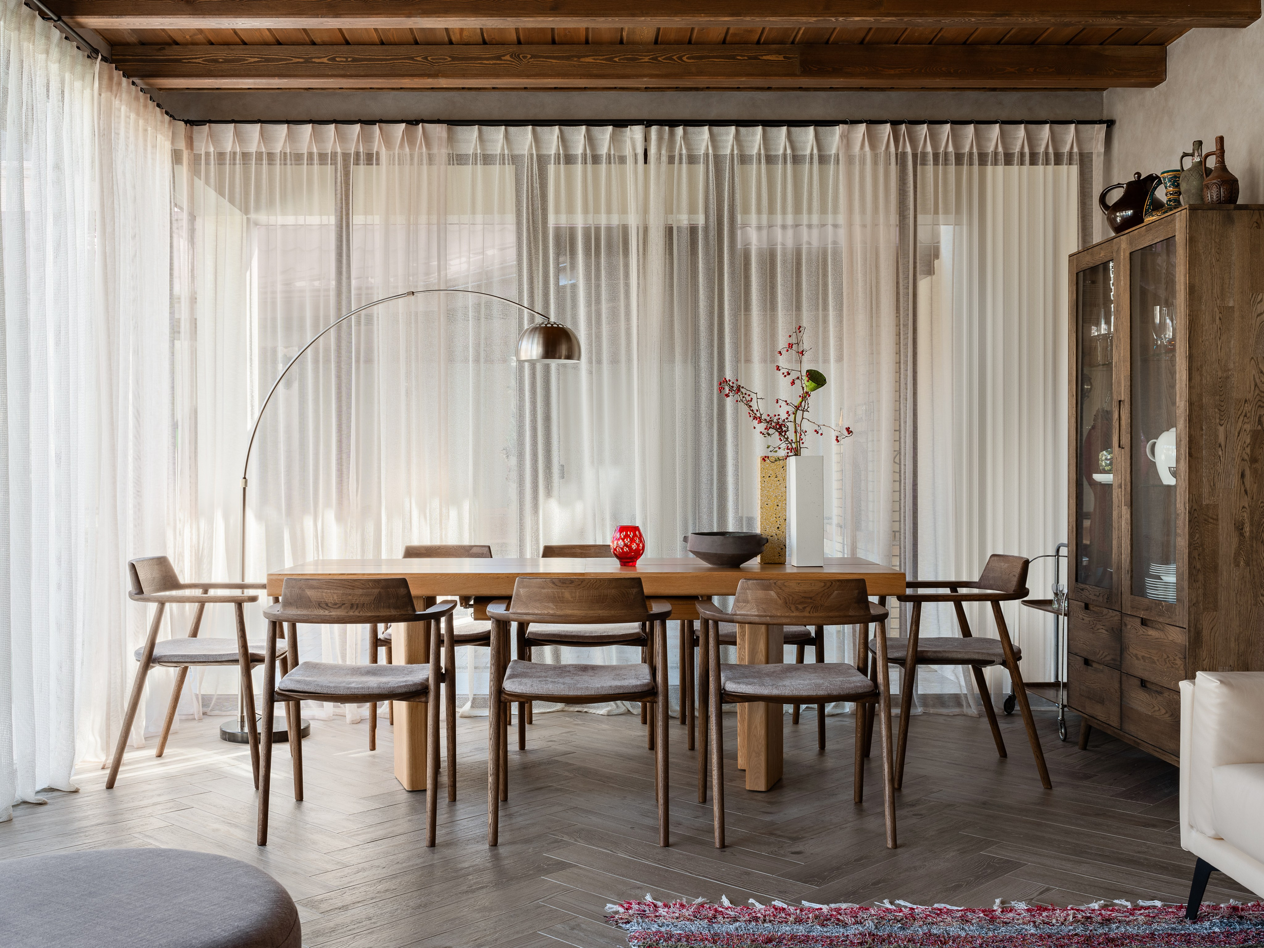 Светлая столовая с панорамными окнами, арочной металлической лампой и мебелью из натурального дерева; современный уютный интерьер, дизайнер Наталия Шелепникова, стилист София Калбазова, фото Сергей Денисенко.