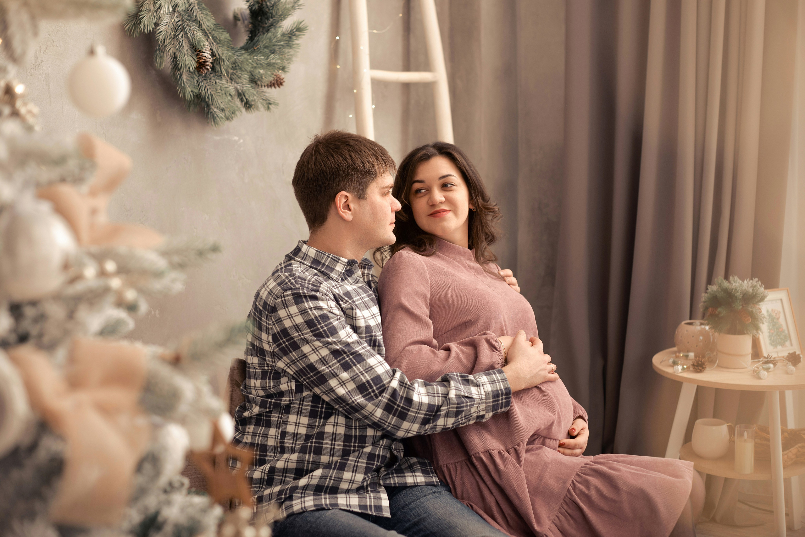 Наталья с мужем в зале Грей. Семейный и свадебный фотограф Галина Абакумова, фотосессии в Белгороде